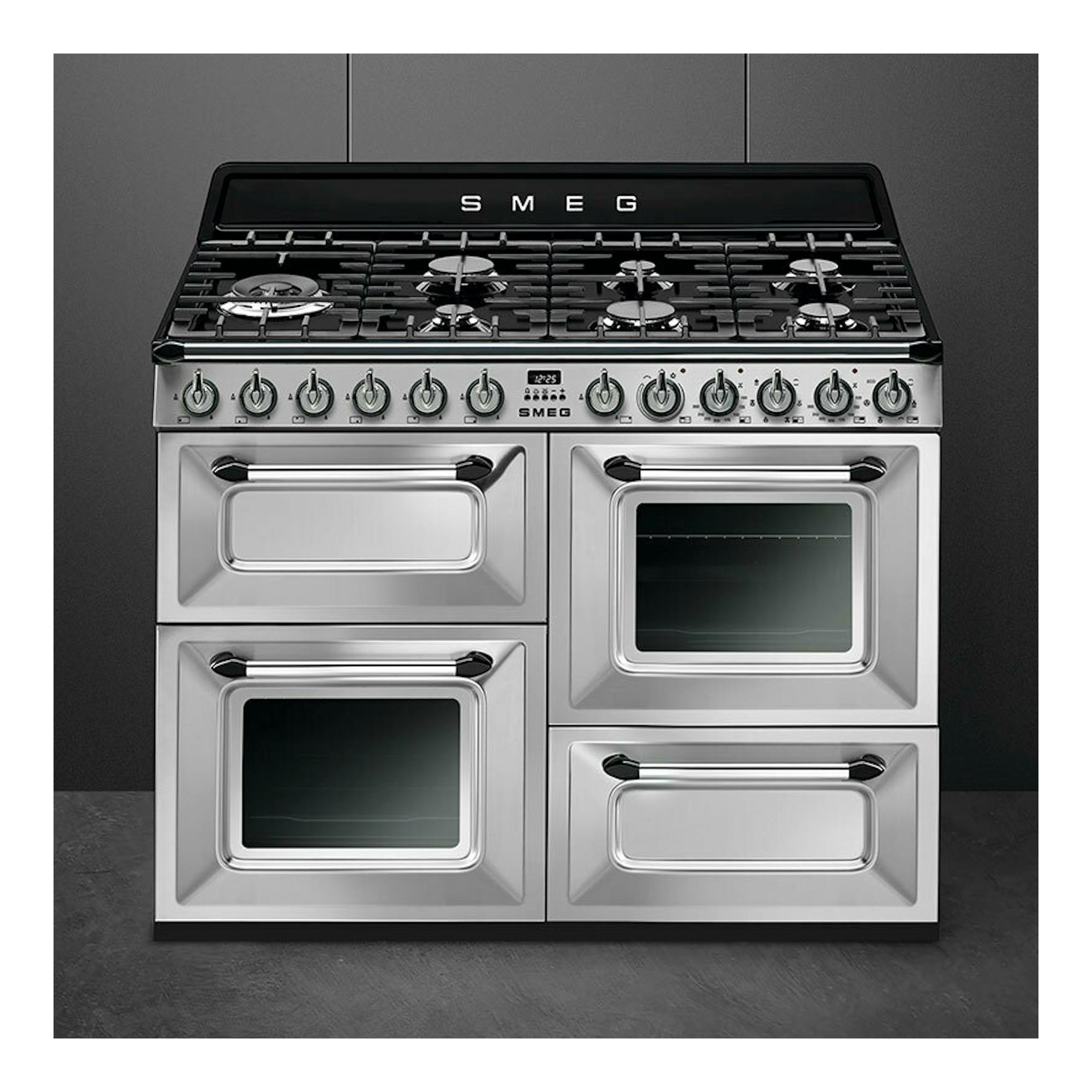 Cocina Smeg TR4110X-1 de 110 cm, acero inoxidable, vista frontal, con encimera de gas negra y cuatro puertas.
