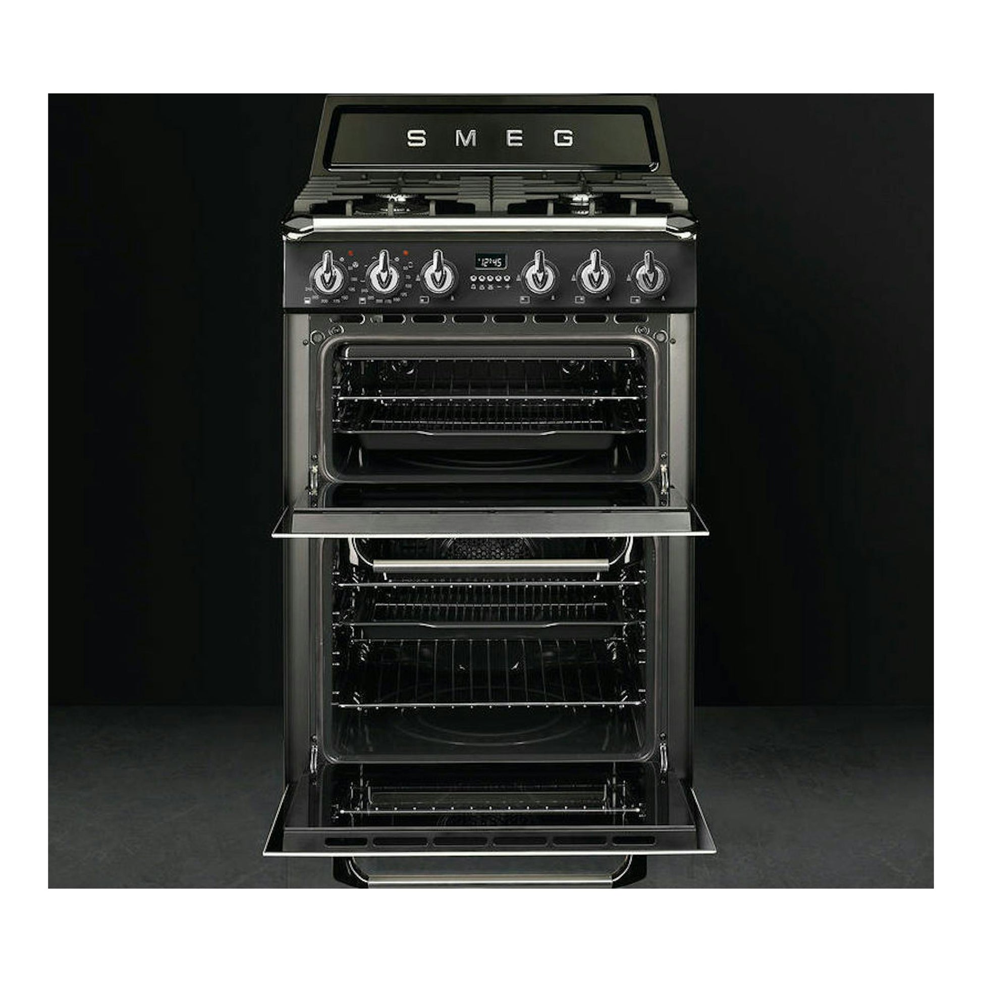 Cocina Smeg TR62BL negra, vista frontal, con horno abierto y mandos frontales.
