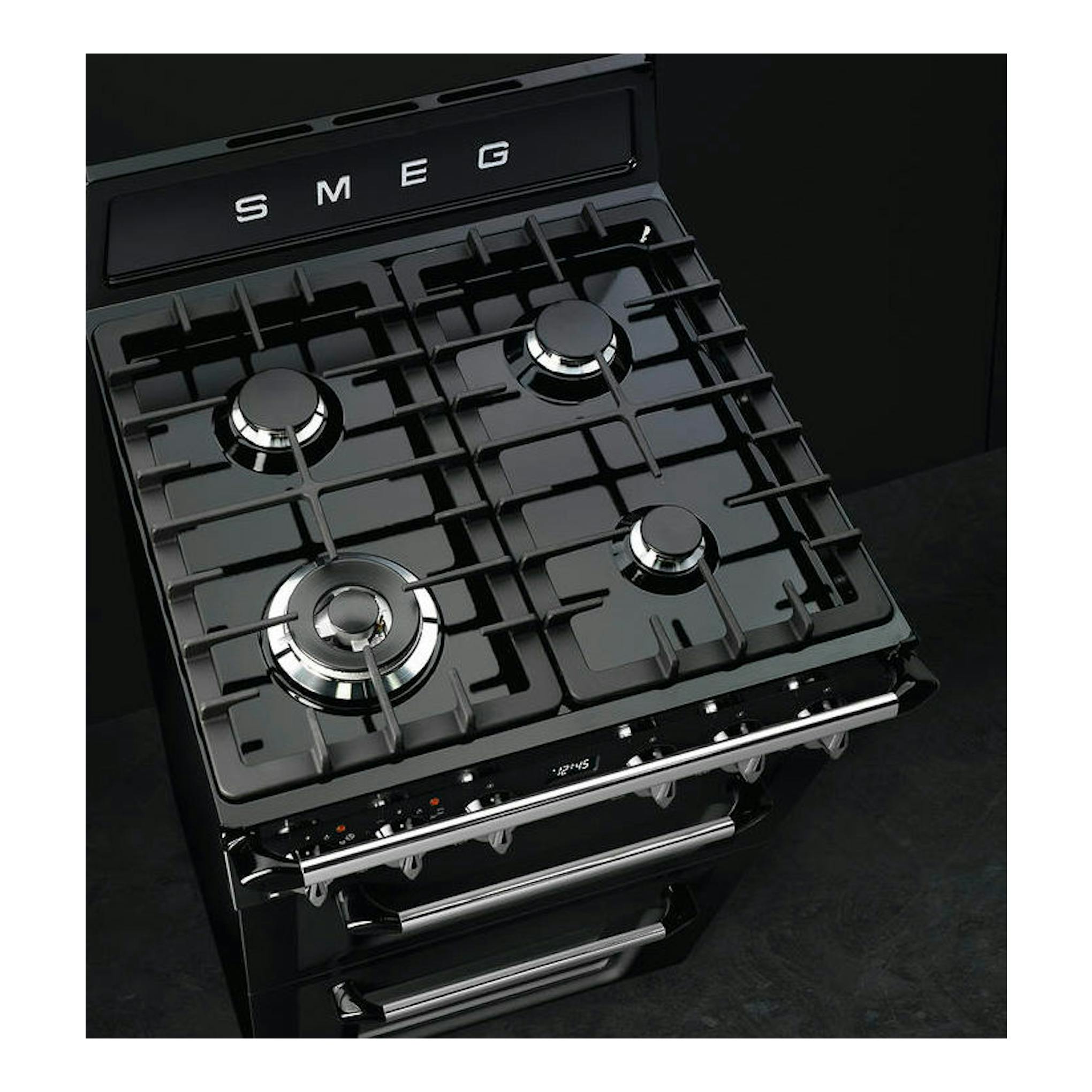 Cocina Smeg TR62BL negra de 60 cm, vista en ángulo superior con cuatro quemadores y horno.
