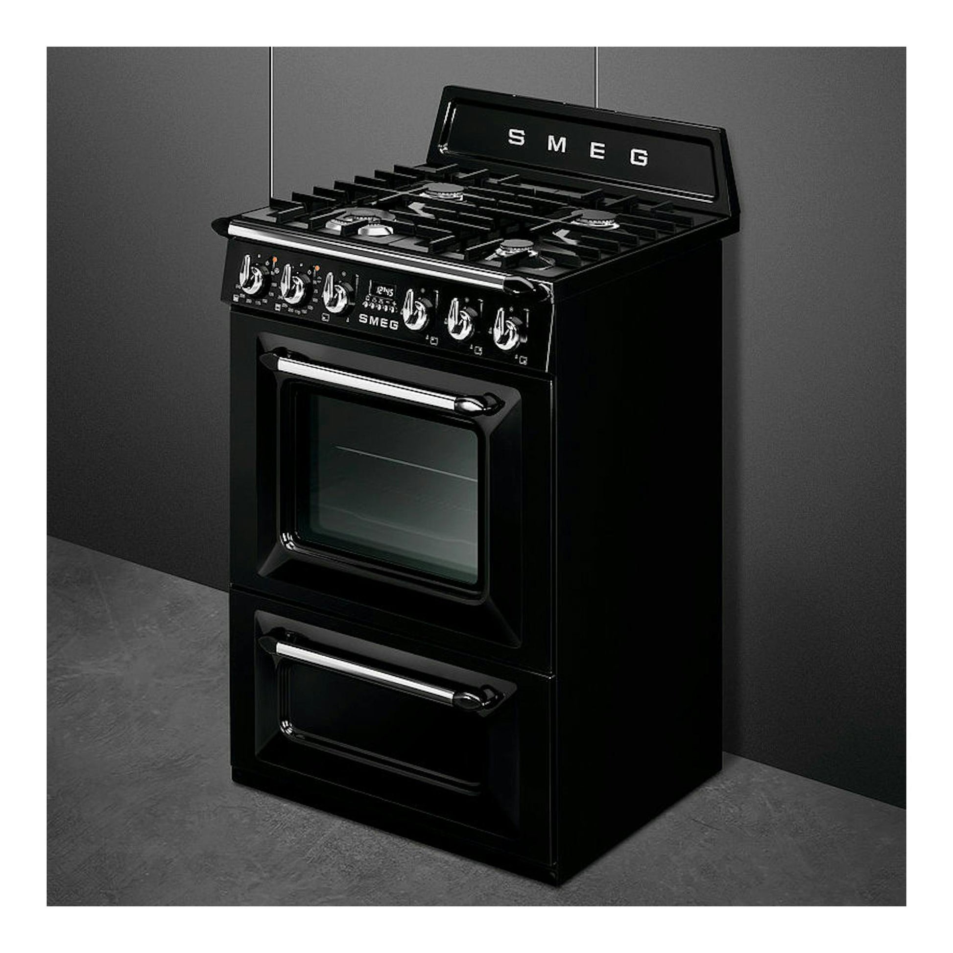 Cocina Smeg TR62BL negra, vista frontal en tres cuartos, con horno y encimera de gas.