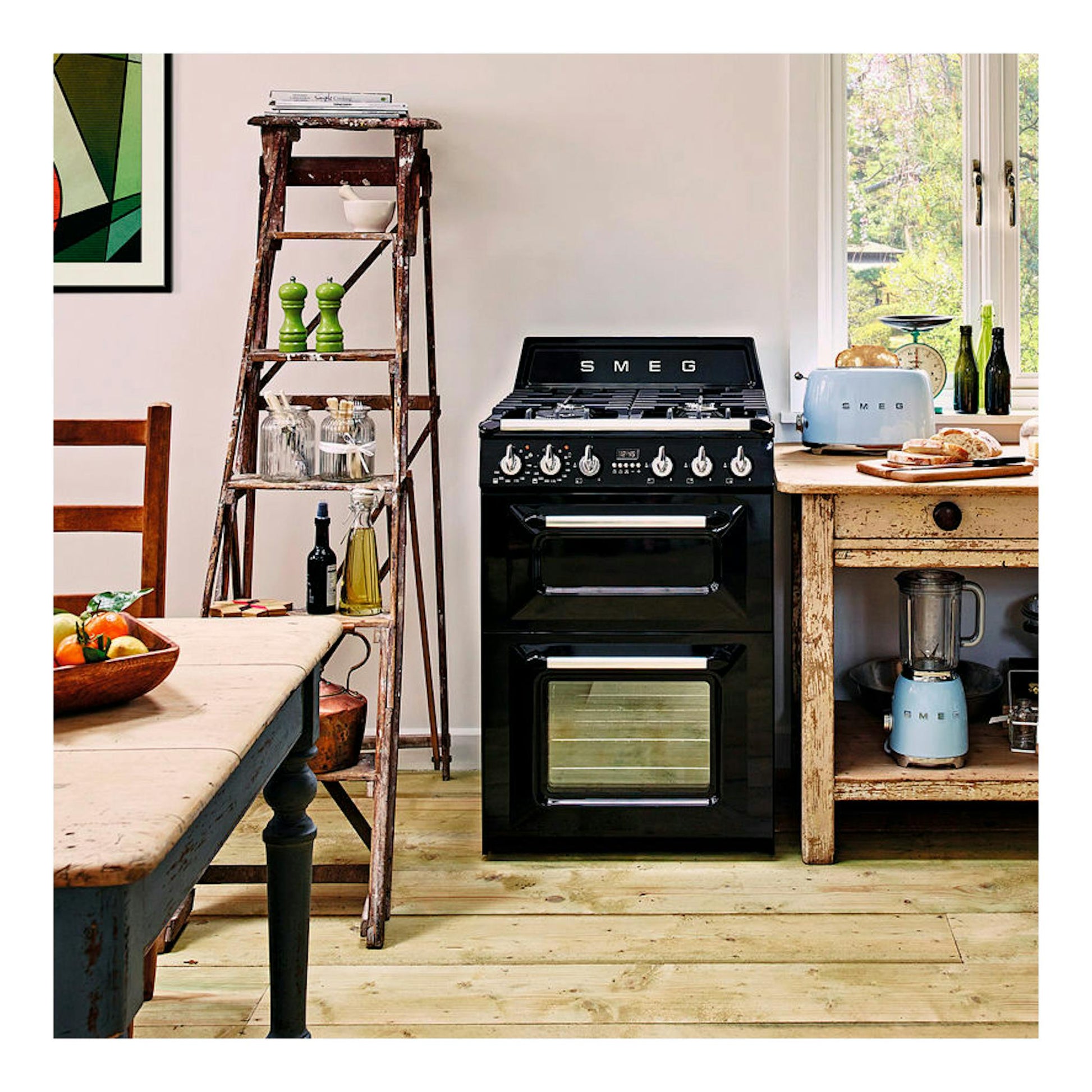 Cocina Smeg TR62BL negra, vista frontal, con doble horno y panel de mandos superior.
