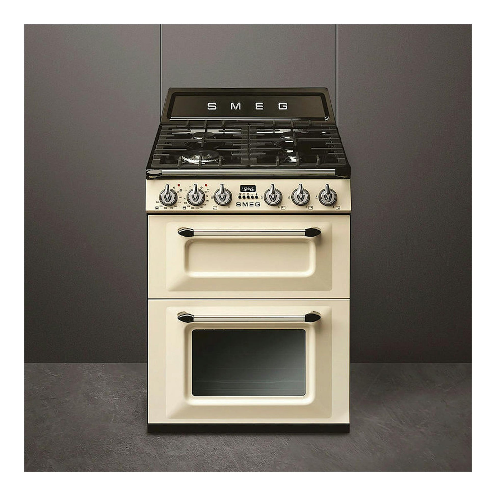 Cocina Smeg TR62P de 60 cm, color crema y negro, vista frontal, con placas de gas y doble horno.