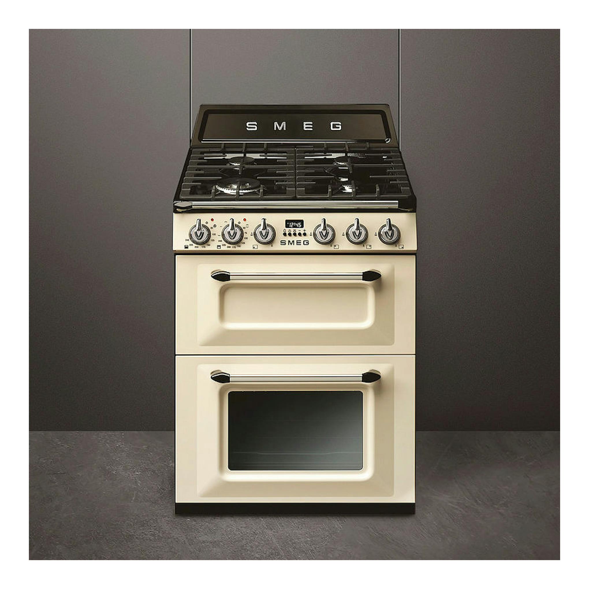 Cocina Smeg TR62P de 60 cm, color crema y negro, vista frontal, con placas de gas y doble horno.