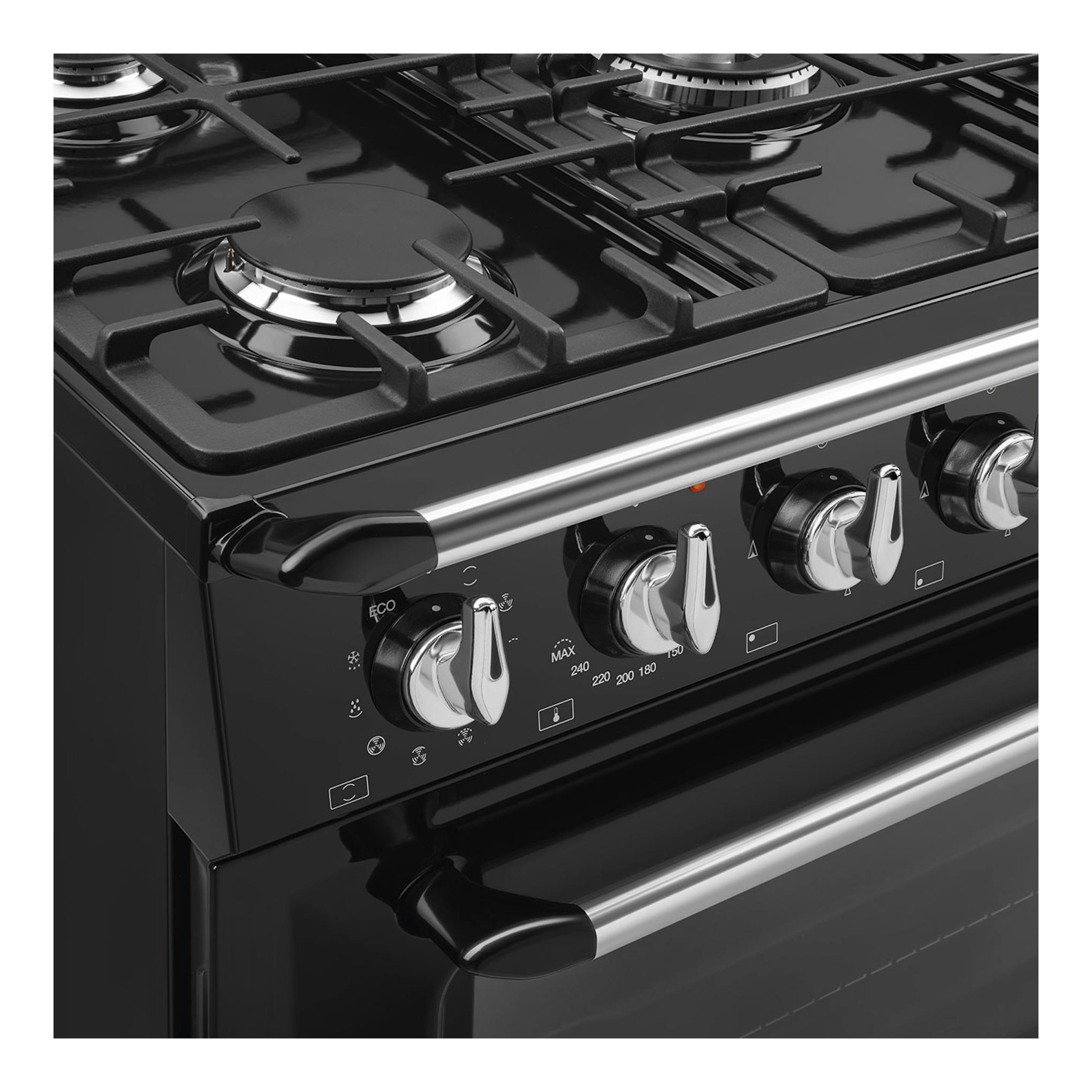 Cocina de gas Smeg TR90GMBL negra, vista frontal en ángulo, con mandos cromados y 5 quemadores.