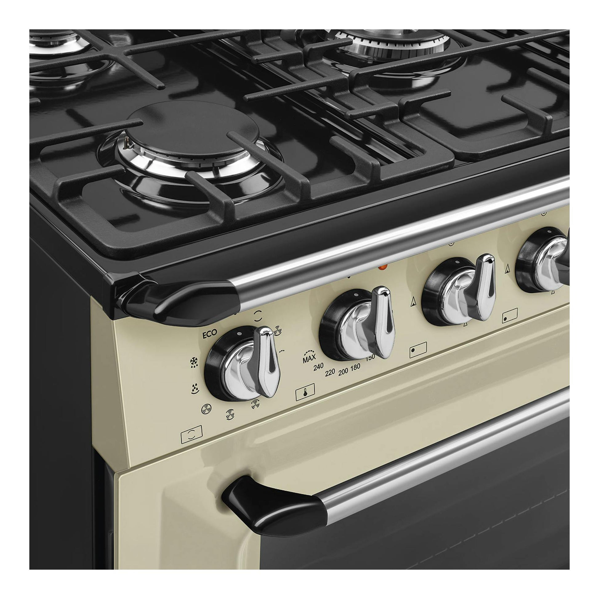 Cocina Smeg TR90GMP crema y negra, vista en ángulo de los fogones de gas y los mandos frontales.