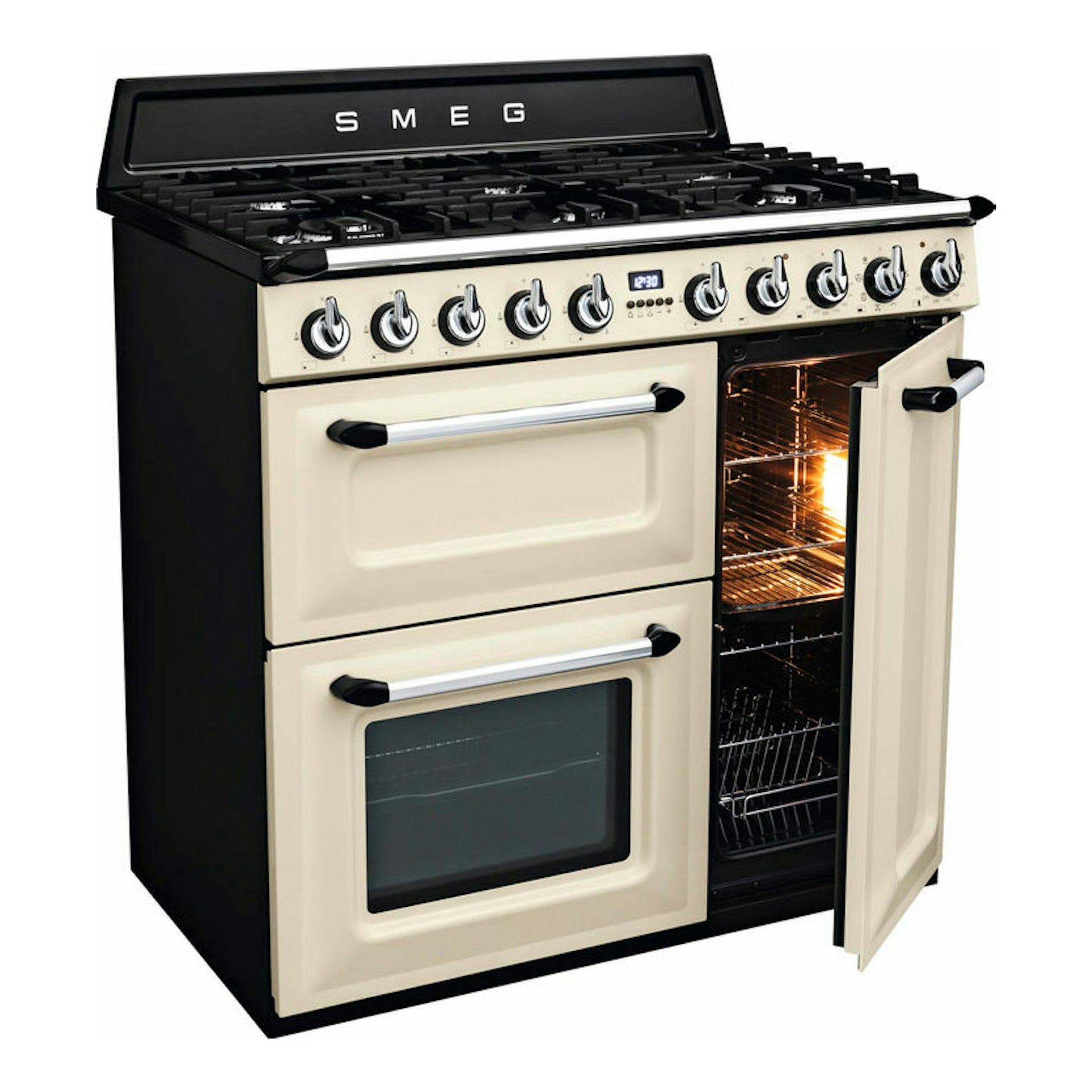 Cocina Smeg TR93P 90 cm en vista frontal inclinada, color crema y negro, con una puerta del horno abierta.