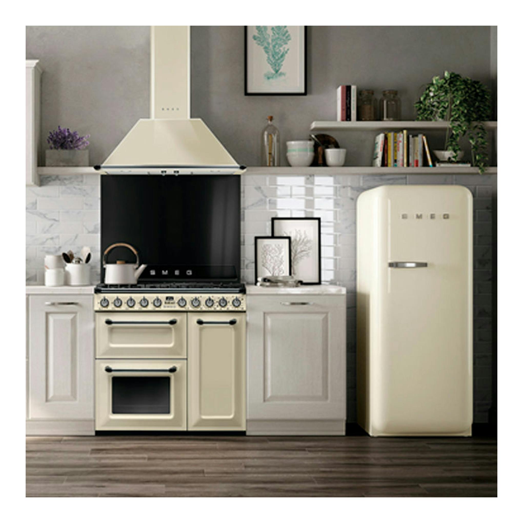 Cocina Smeg TR93P crema de 90 cm, vista frontal, con horno, fogones y campana en una cocina blanca.