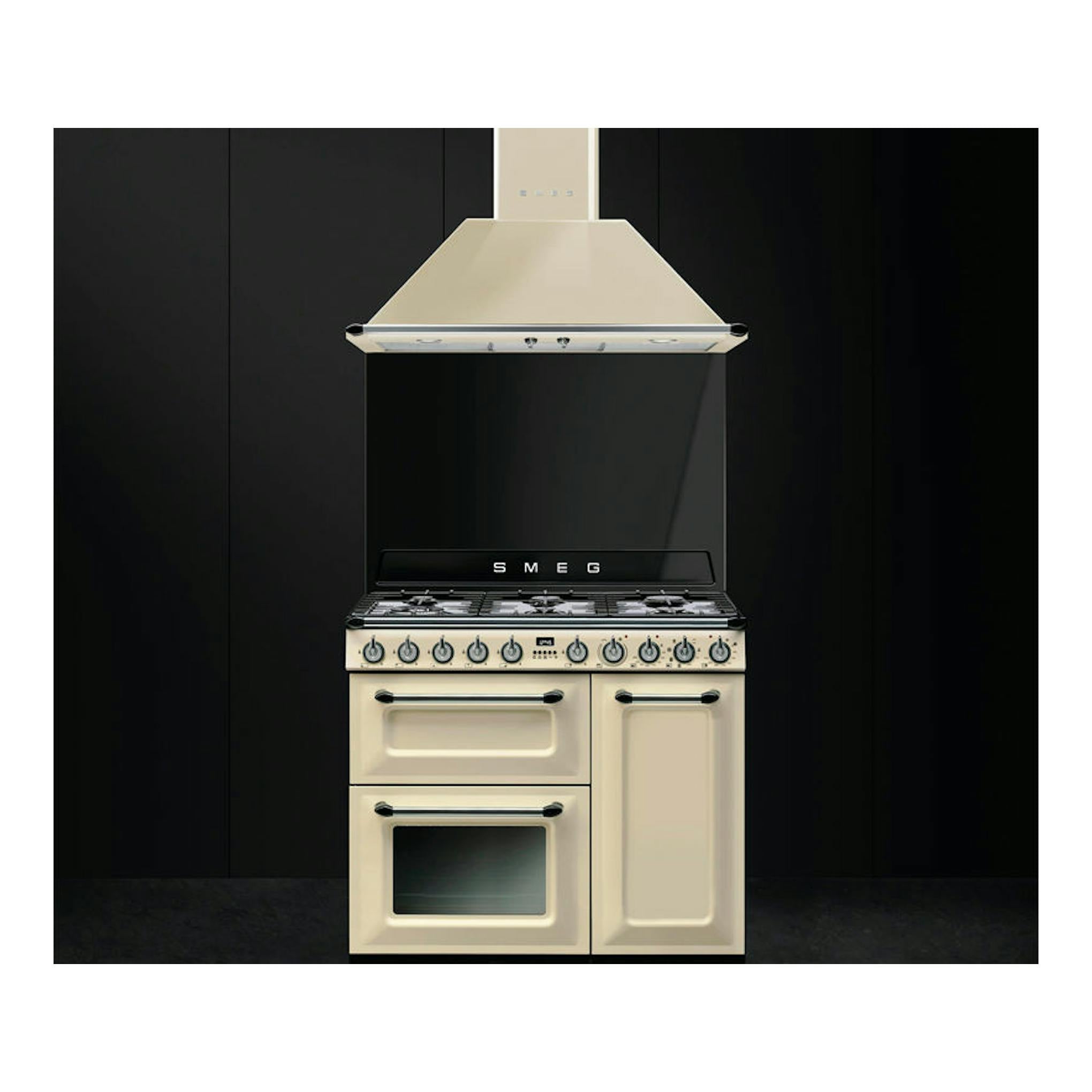Cocina Smeg TR93P de 90 cm, beige, vista frontal, con horno doble, fogones y campana negra.