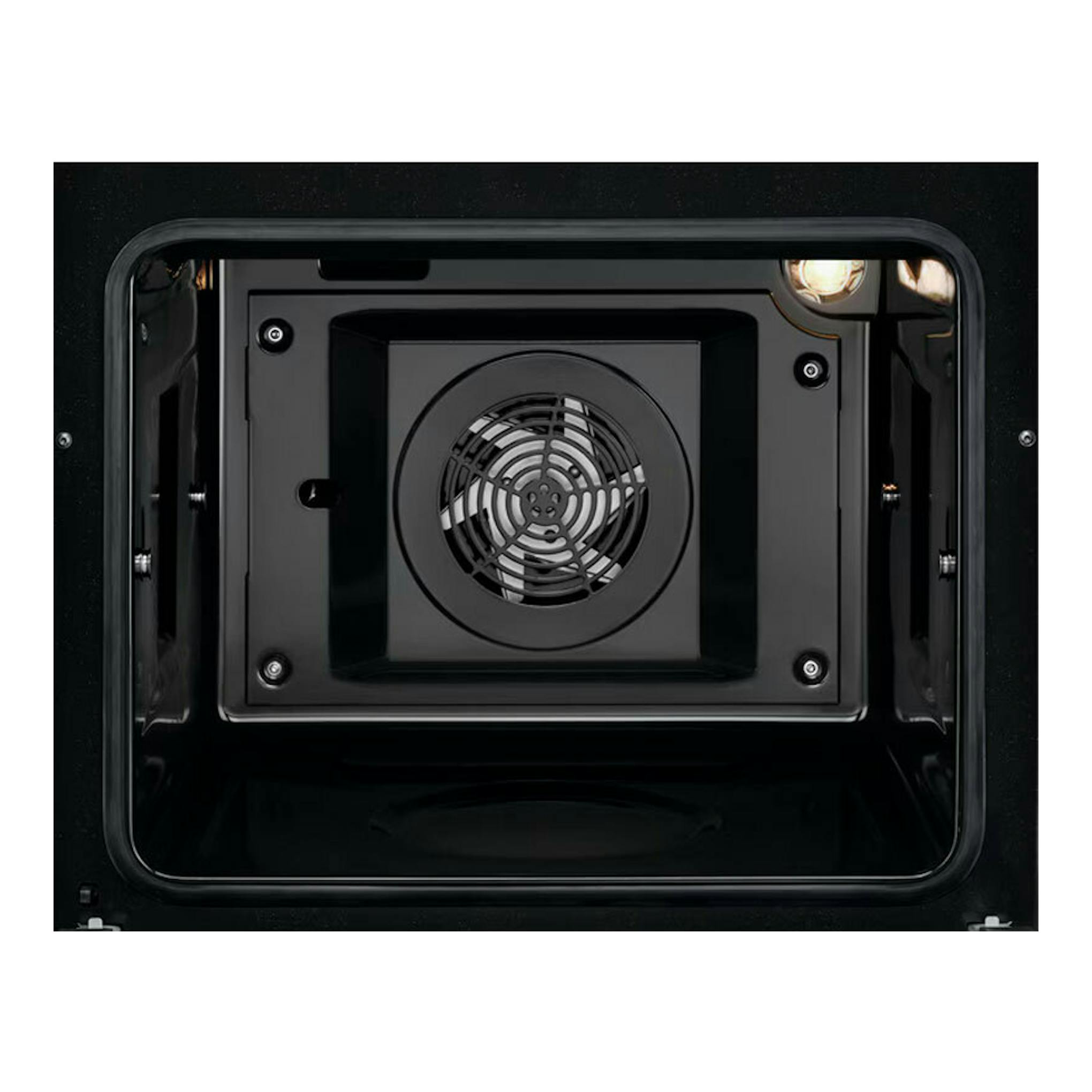 Interior de horno AEG CCB6642CBM negro, con ventilador central y vista frontal.