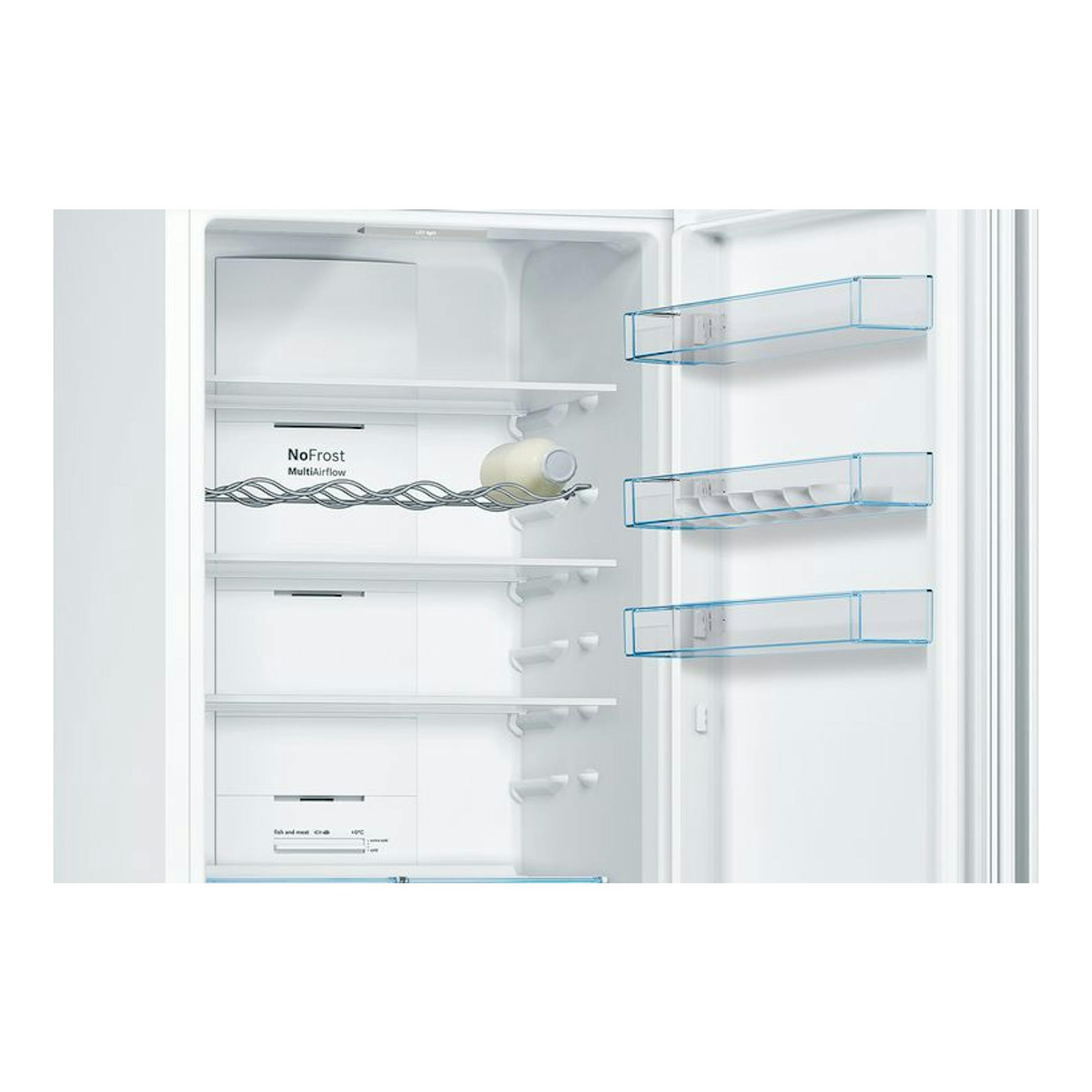 Frigorífico combi Bosch KGN39VWEA abierto, interior blanco con estantes y compartimentos en la puerta.