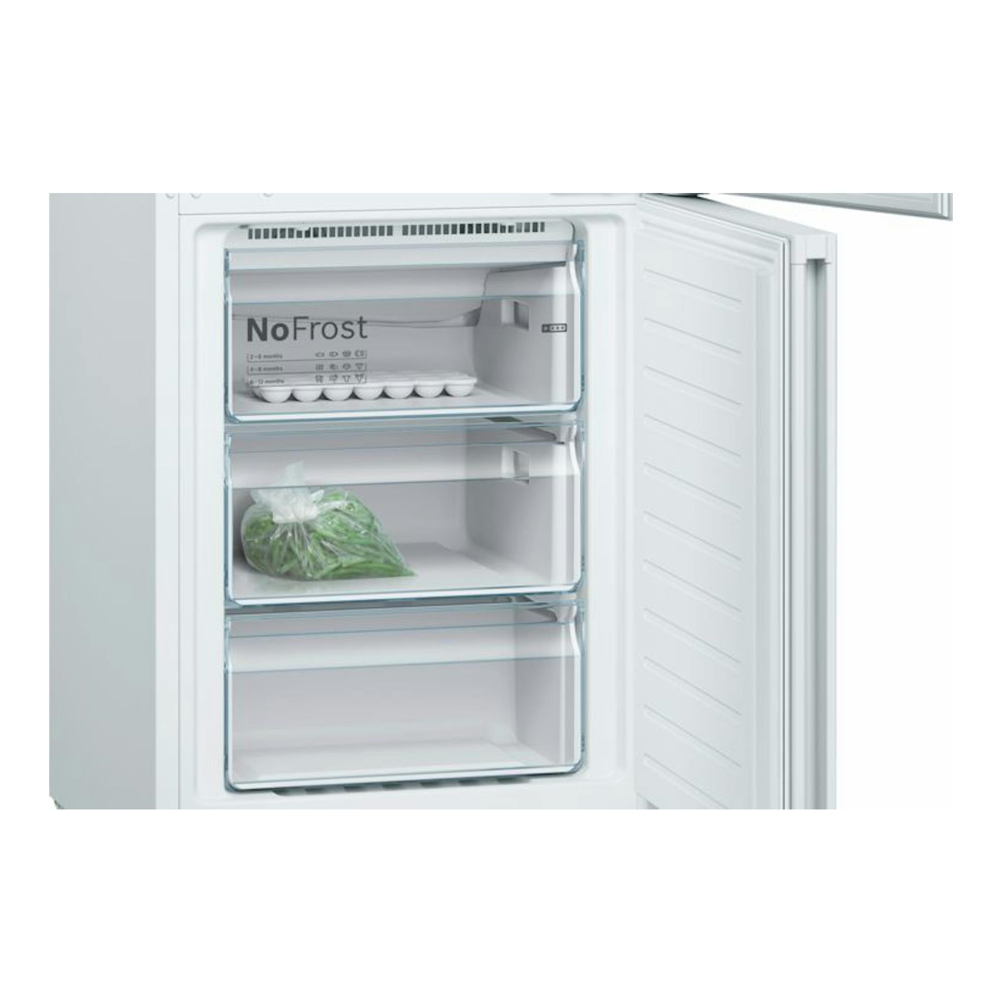 Frigorífico combi Bosch KGN39VWEA blanco, vista frontal con puerta abierta y cajones interiores NoFrost.