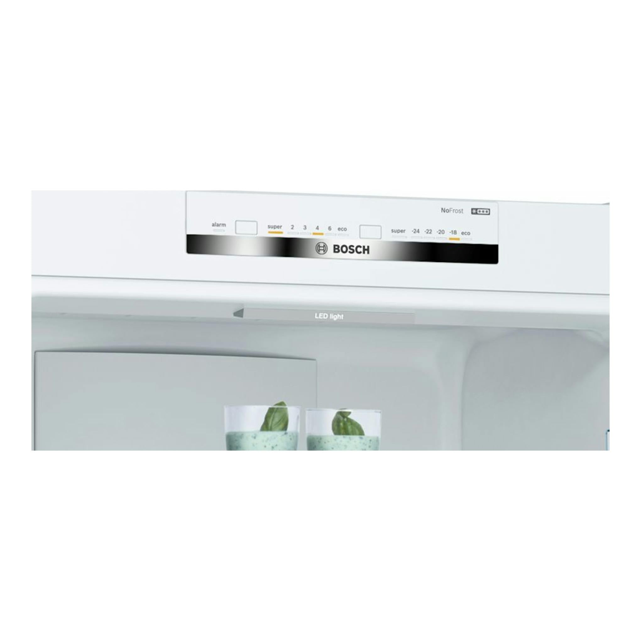 Vista interior en primer plano de un frigorífico combi Bosch KGN39VWEA blanco, con panel NoFrost y luz LED.