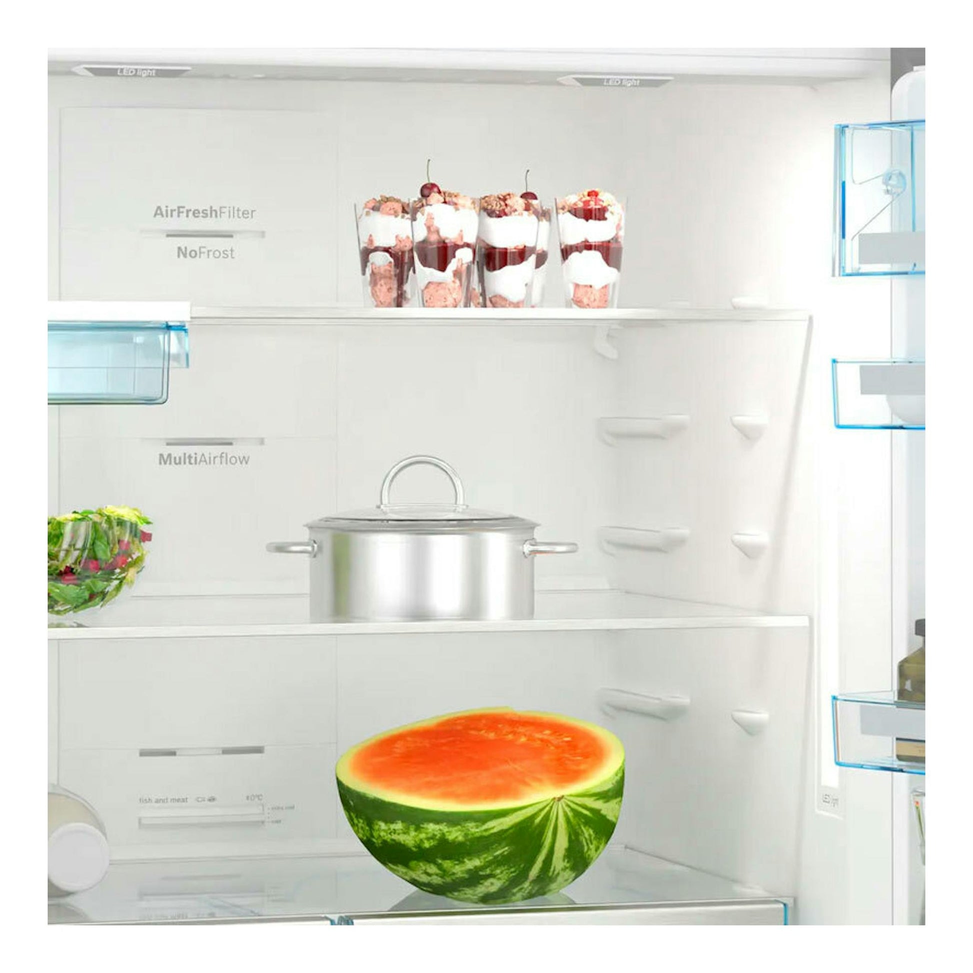 Interior de combi Bosch KGN86AIDR, vista frontal, interior blanco con estantes y alimentos.