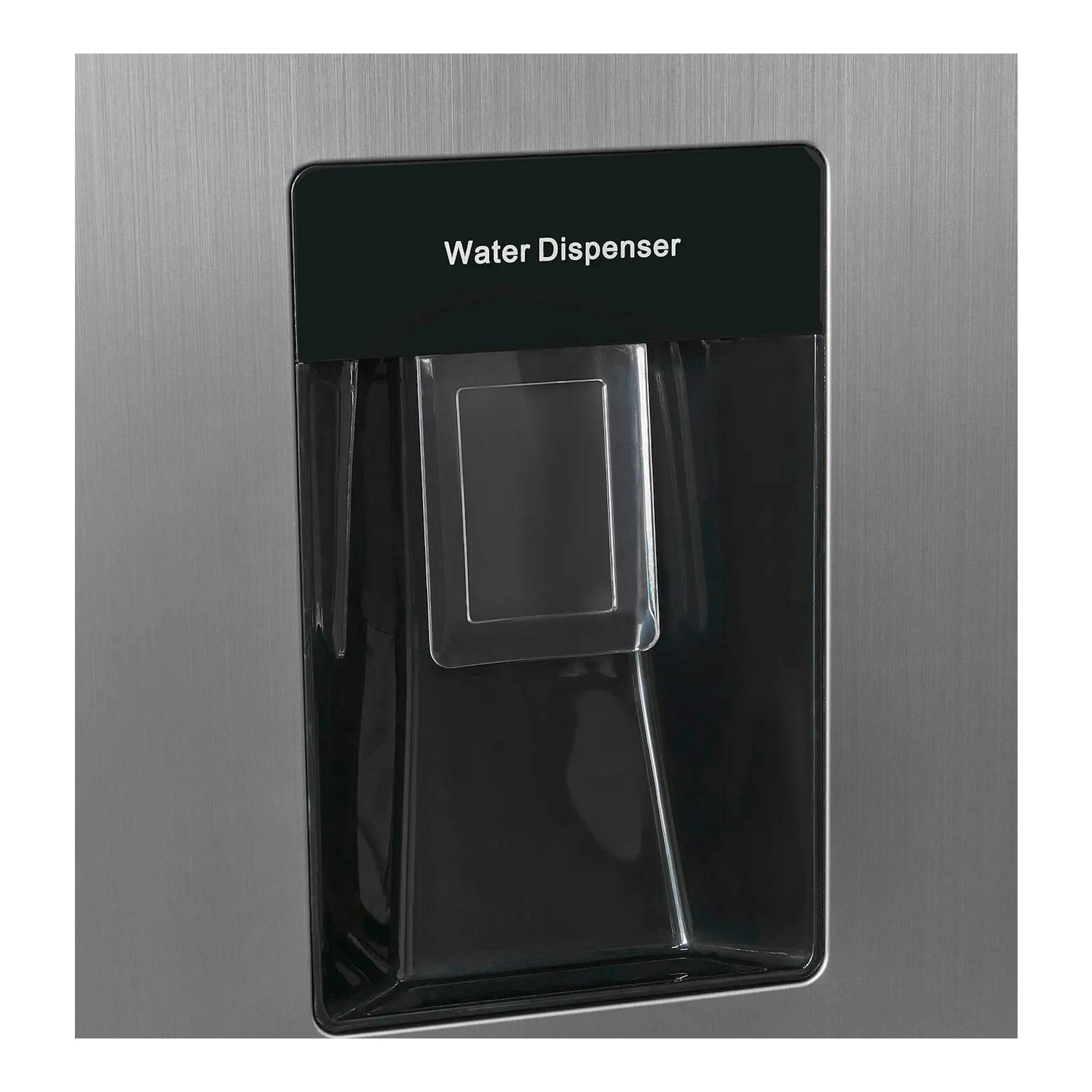 Primer plano del dispensador de agua en la puerta de un frigorífico combi inox, vista frontal.