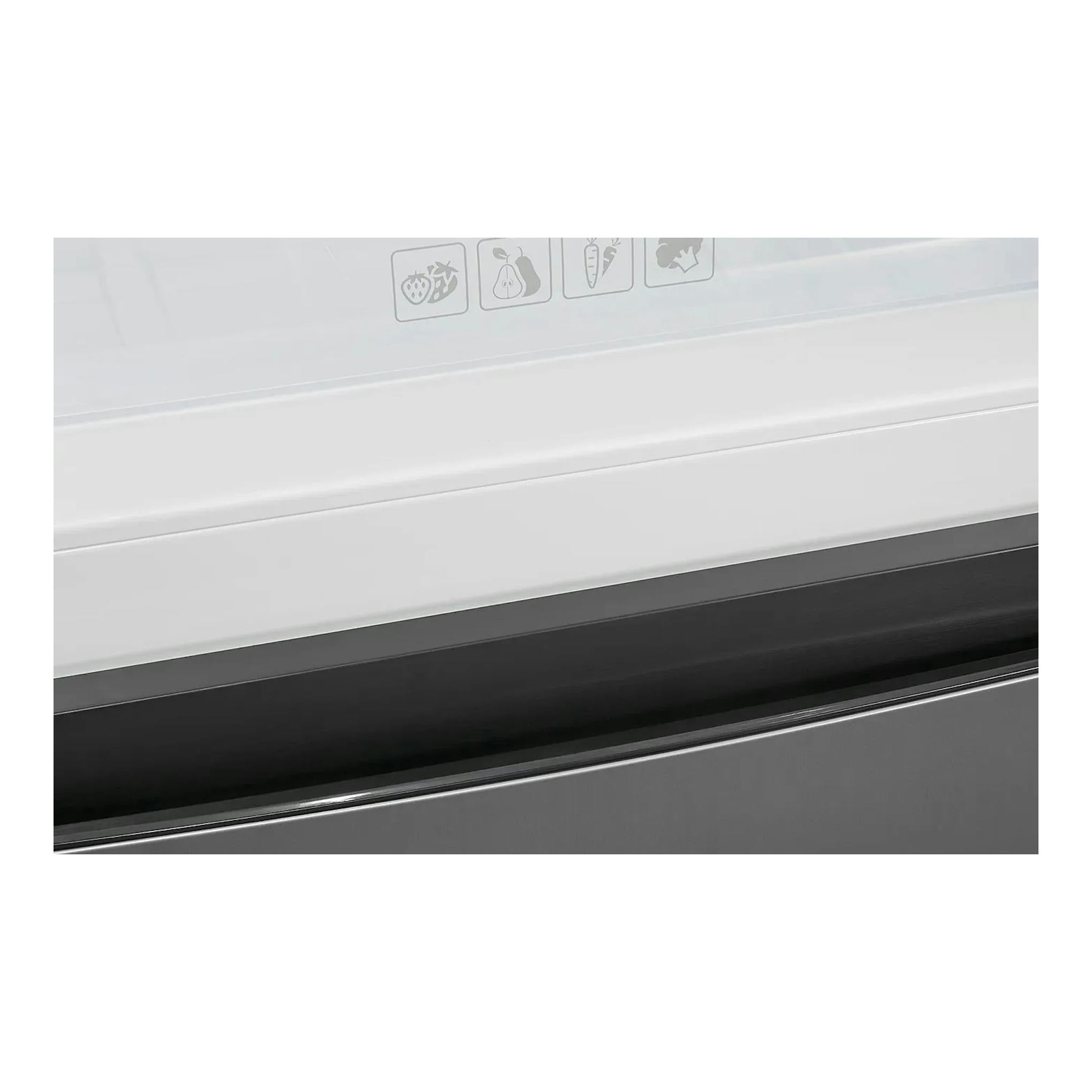 Frigorífico combi Exquisit KGC265-70-WS-040E, vista frontal parcial en inoxlook gris con iconos en la puerta.