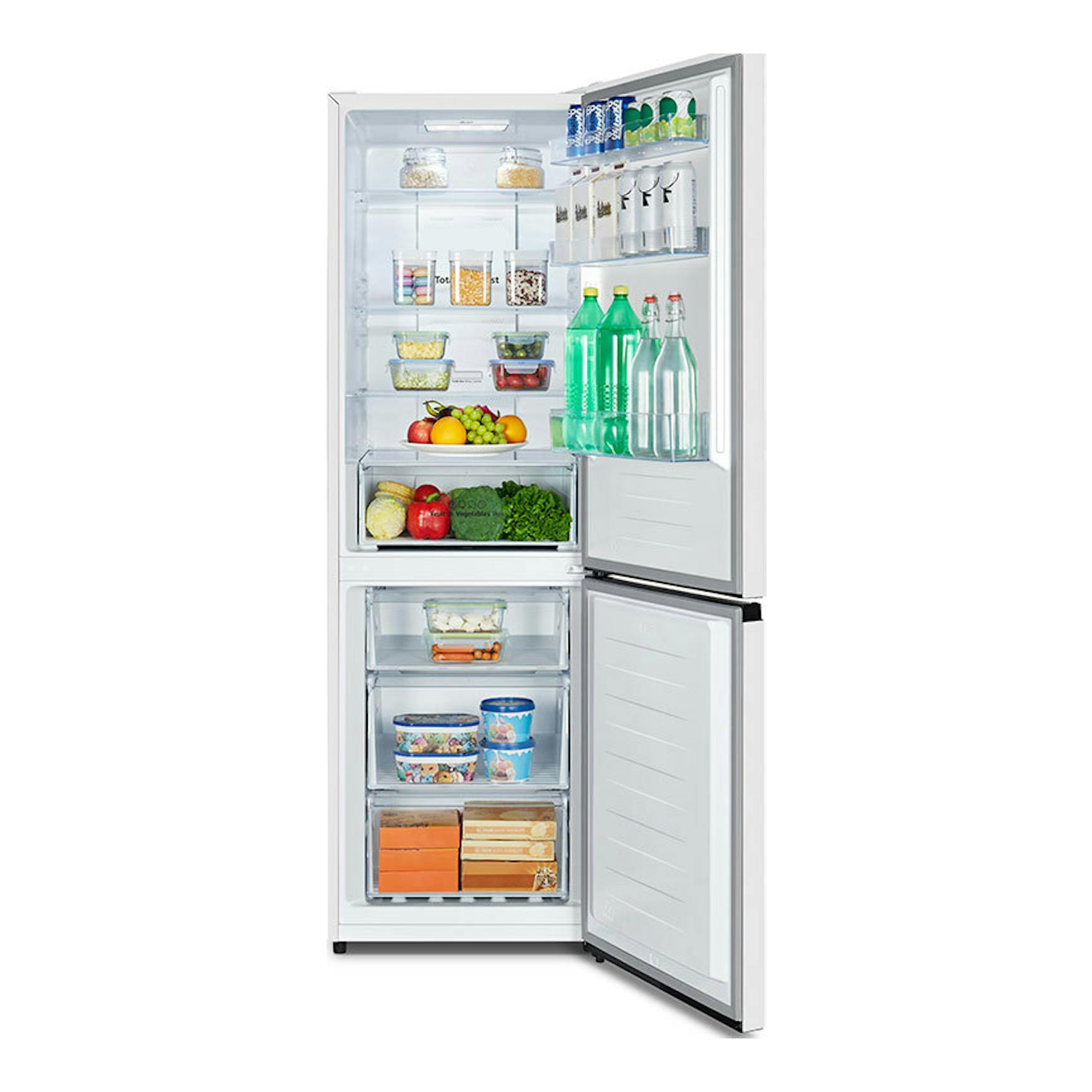 Combi Hisense RB390N4DWD blanco, vista frontal abierta, con frigorífico y congelador llenos de alimentos.