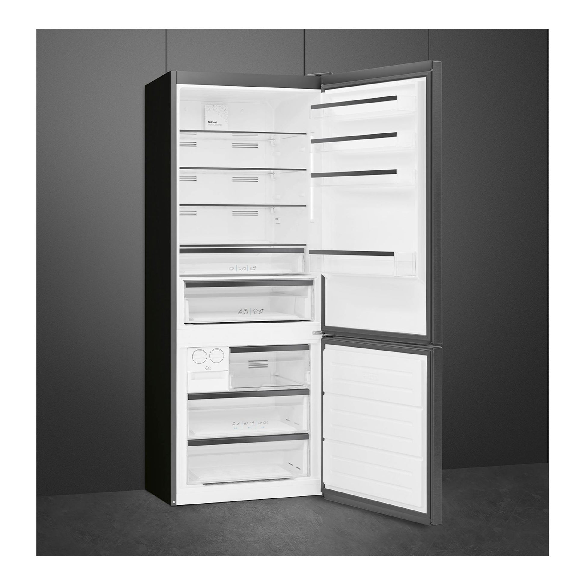 Frigorífico combi Smeg FC48KDND gris, vista frontal con puertas abiertas y compartimento interior visible.