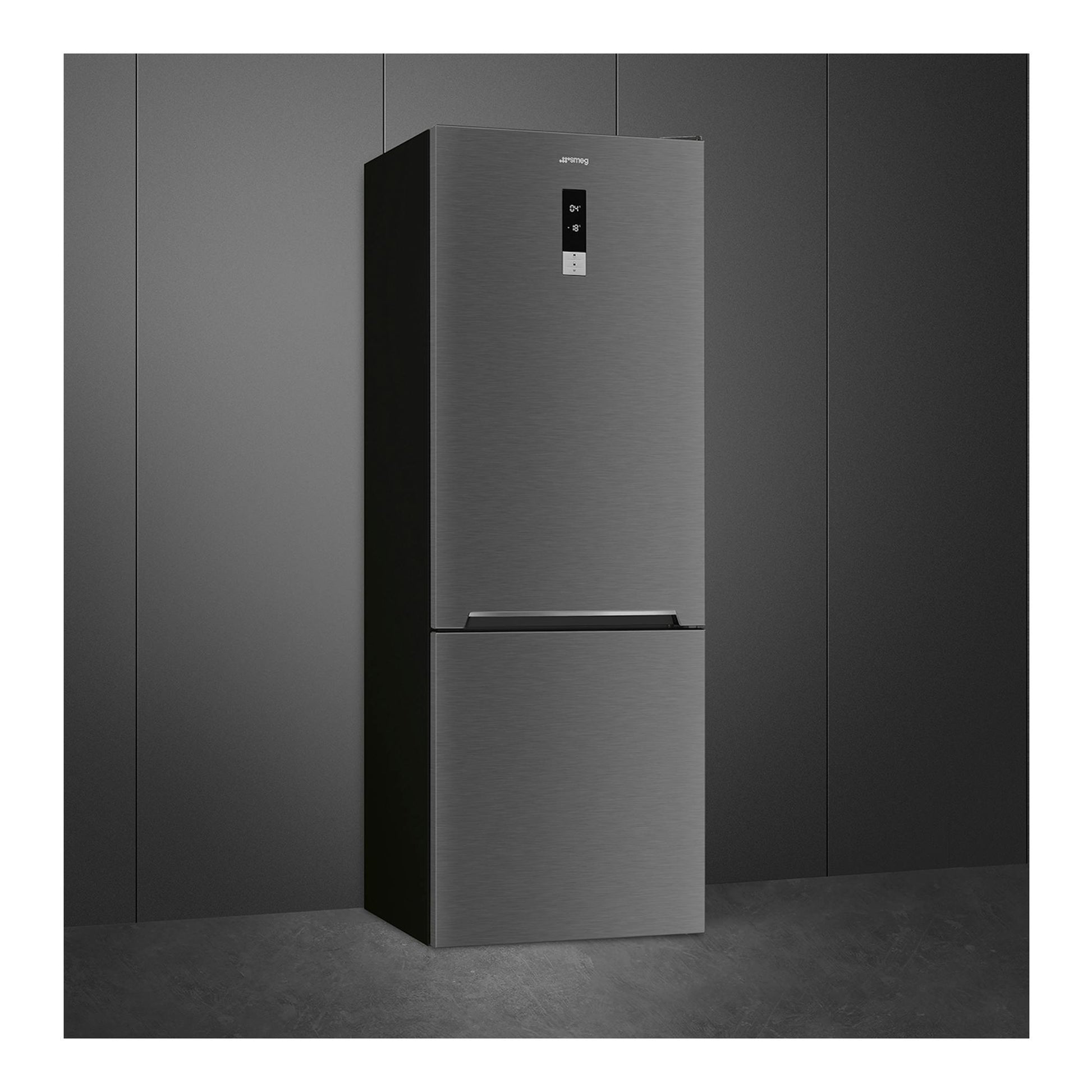 Frigorífico combi Smeg FC48KDND gris, vista frontal, con pantalla digital en la puerta.