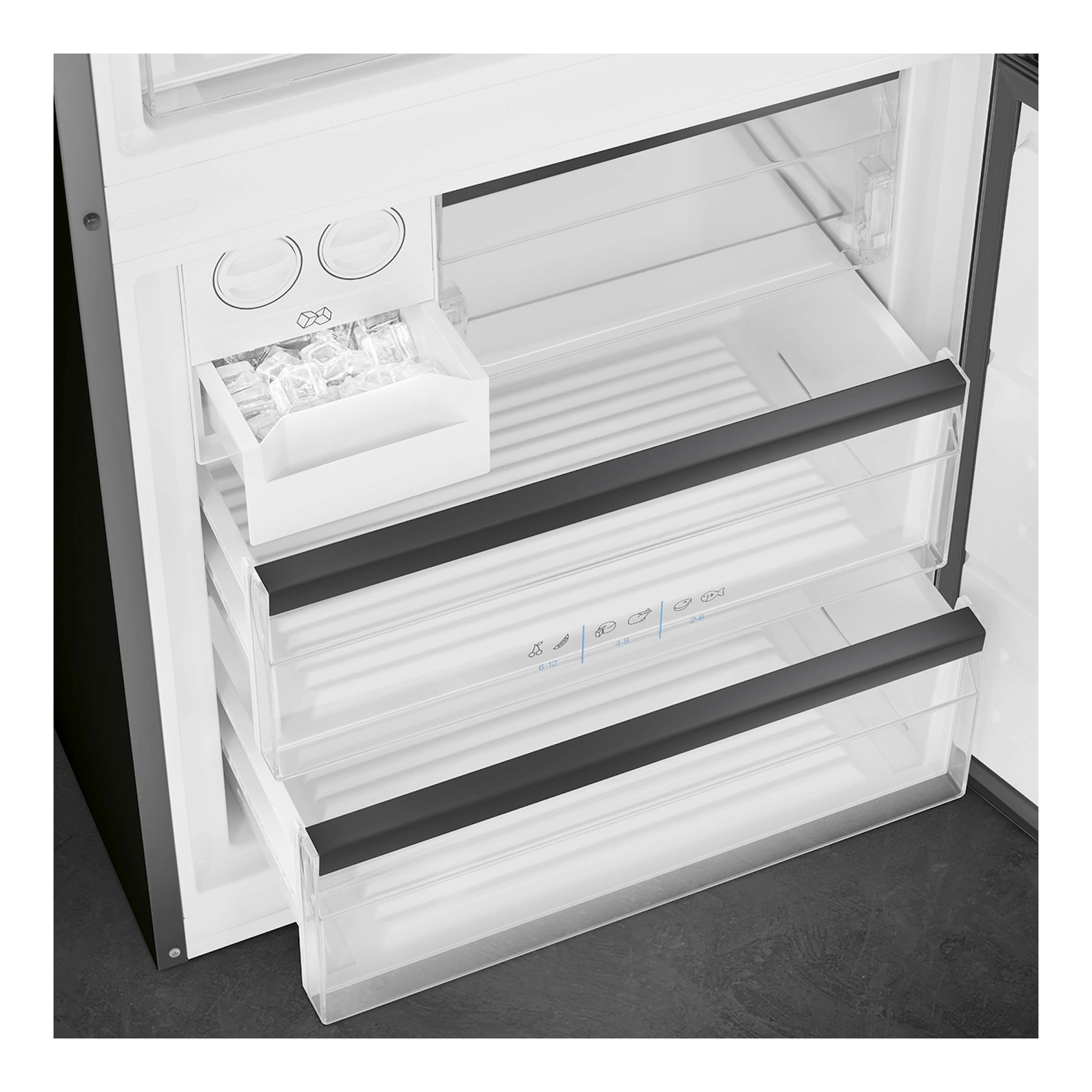 Interior de frigorífico combi Smeg FC48KDND en blanco y gris, con cajones transparentes y cubitera.