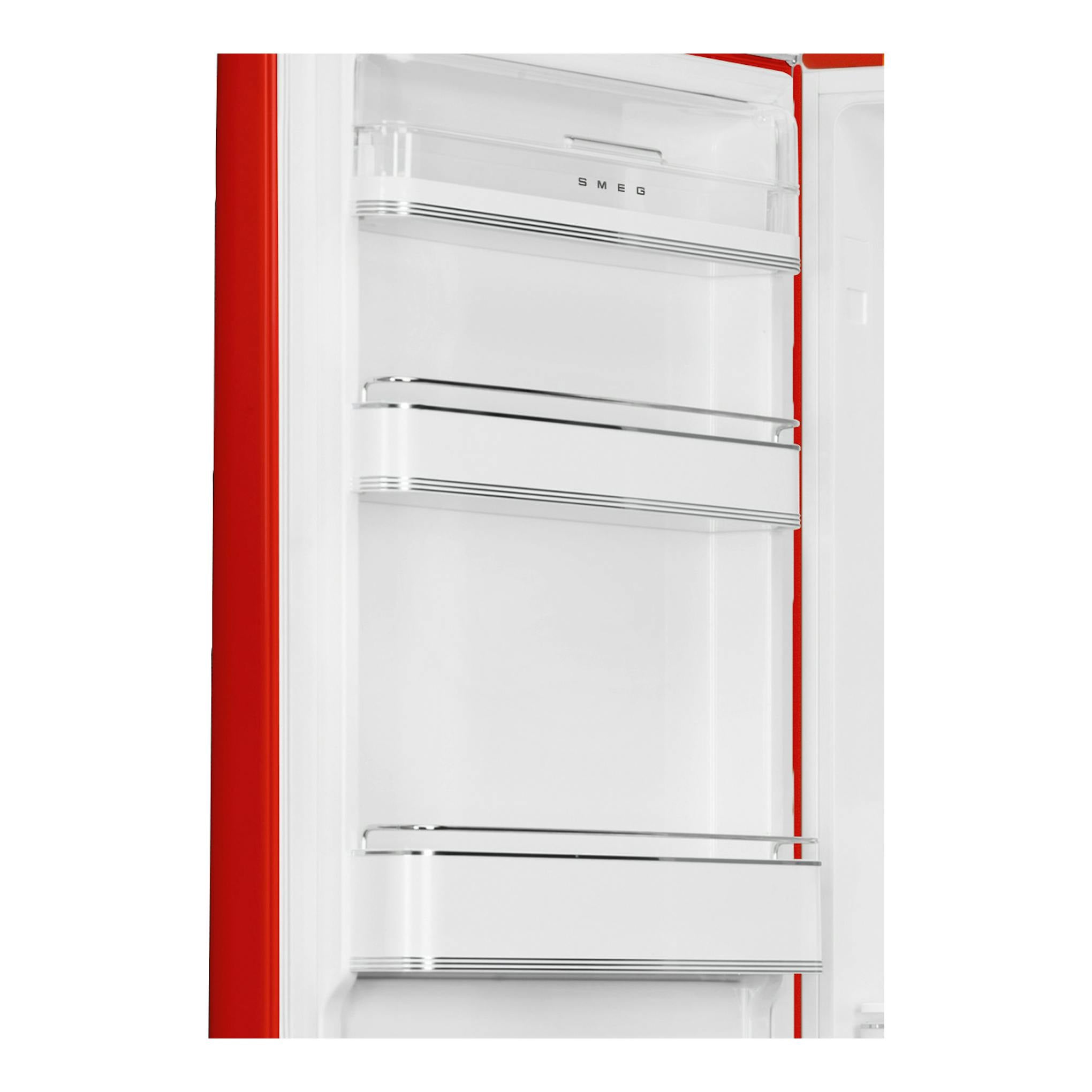 Frigorífico combi Smeg FAB32LRD6 rojo, con la puerta abierta y baldas interiores blancas.
