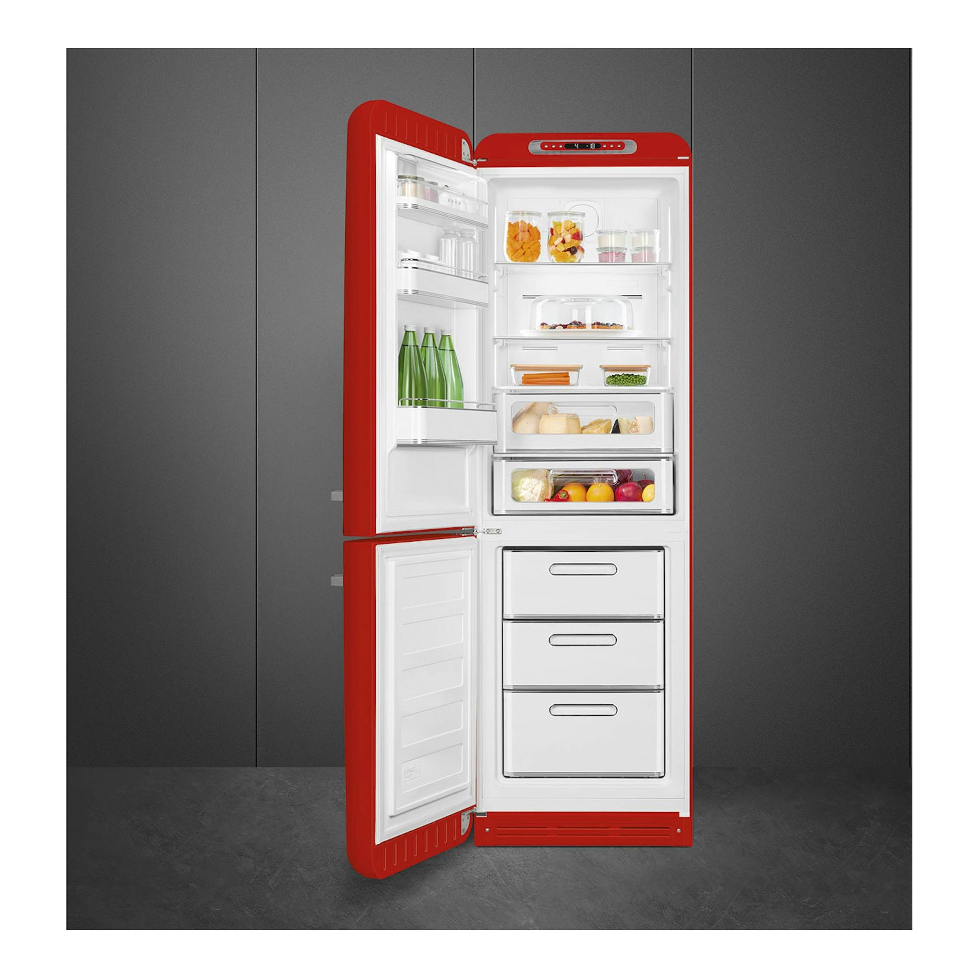 Frigorífico combi Smeg FAB32LRD6 rojo, abierto en vista frontal, con baldas y cajones visibles.