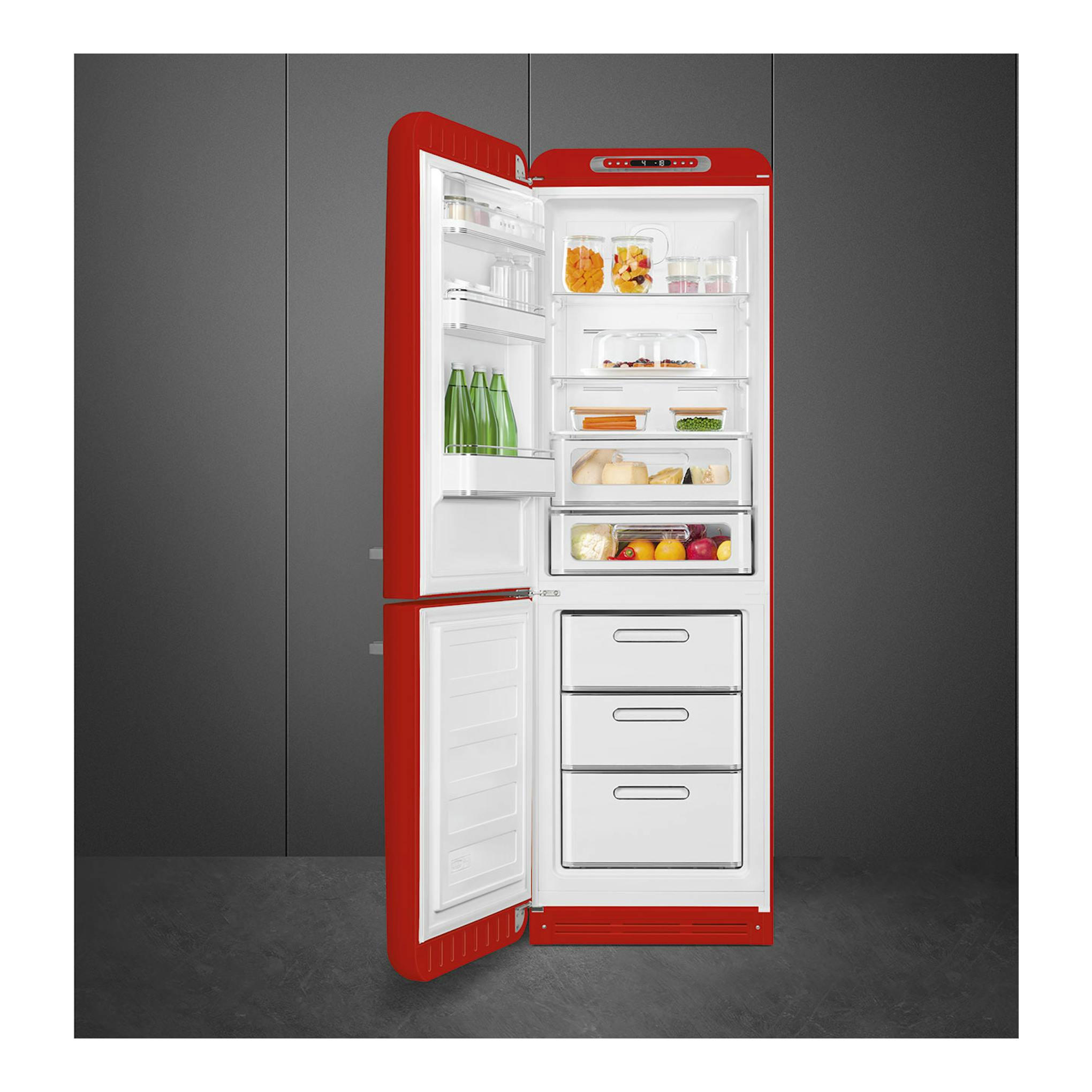 Frigorífico combi Smeg FAB32LRD6 rojo, abierto en vista frontal, con baldas y cajones visibles.