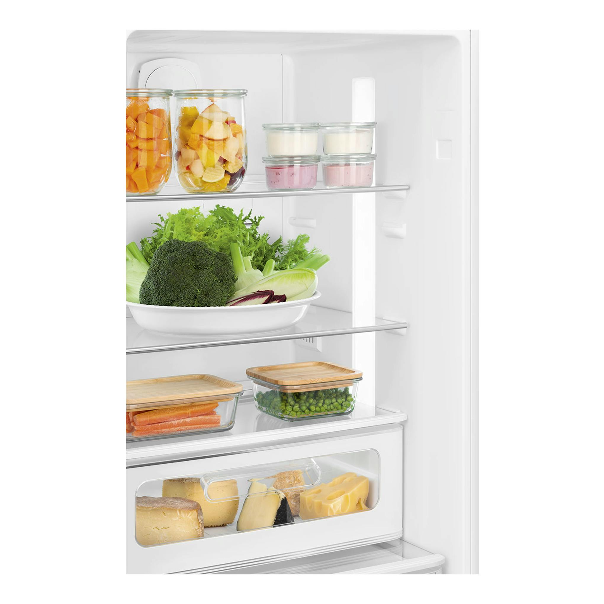 Interior de frigorífico Smeg FAB32LRD6 blanco, con estantes y alimentos en recipientes de cristal.