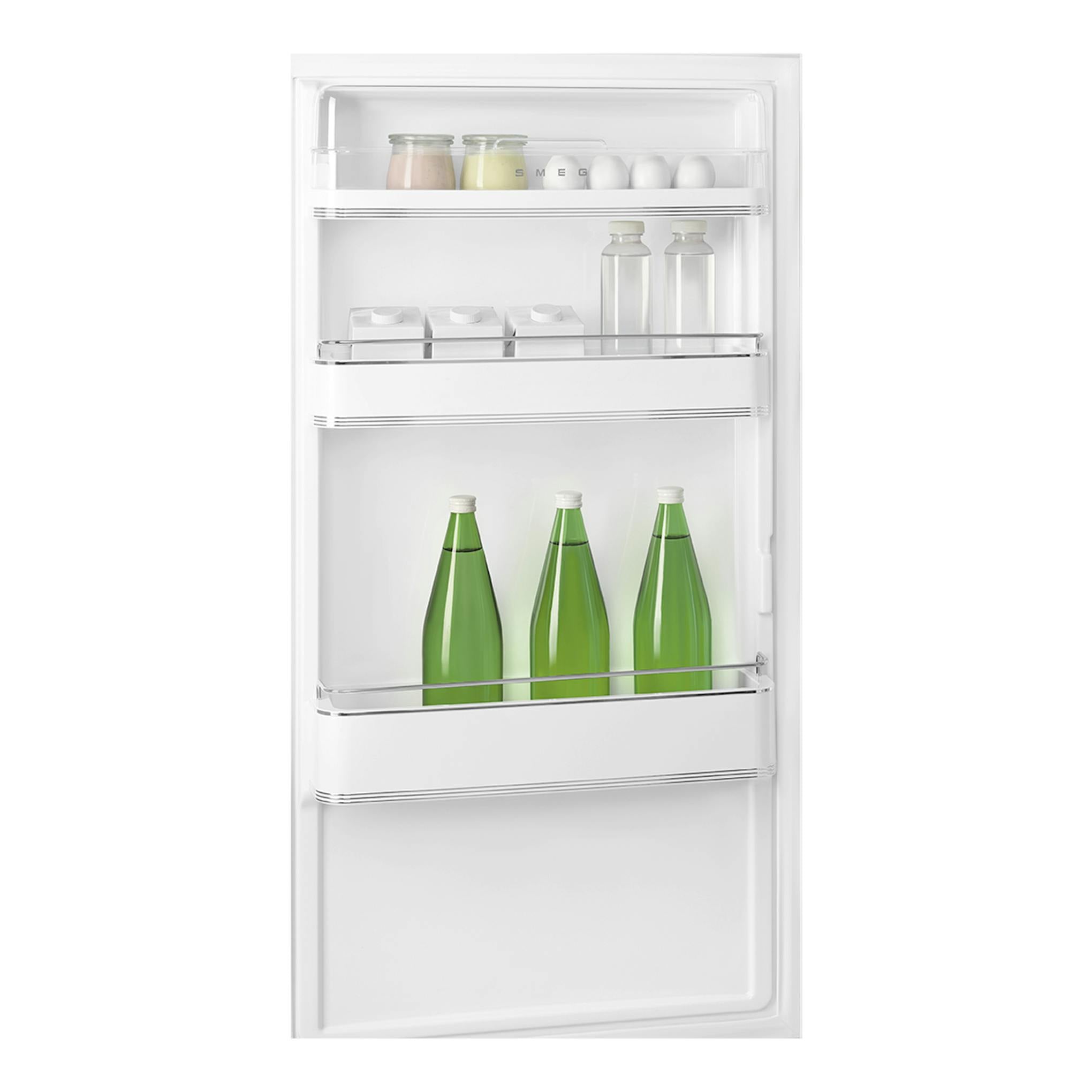 Vista frontal del interior de un frigorífico combi Smeg FAB32LRD6 blanco, con botellas, huevos y tarros.