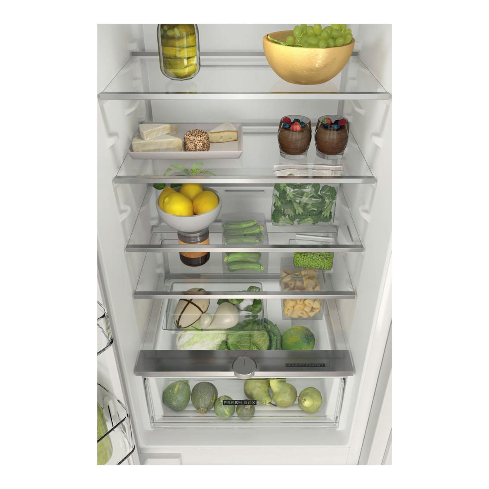 Interior de frigorífico combi Whirlpool WHC18 T311, vista frontal con estantes de cristal y alimentos.