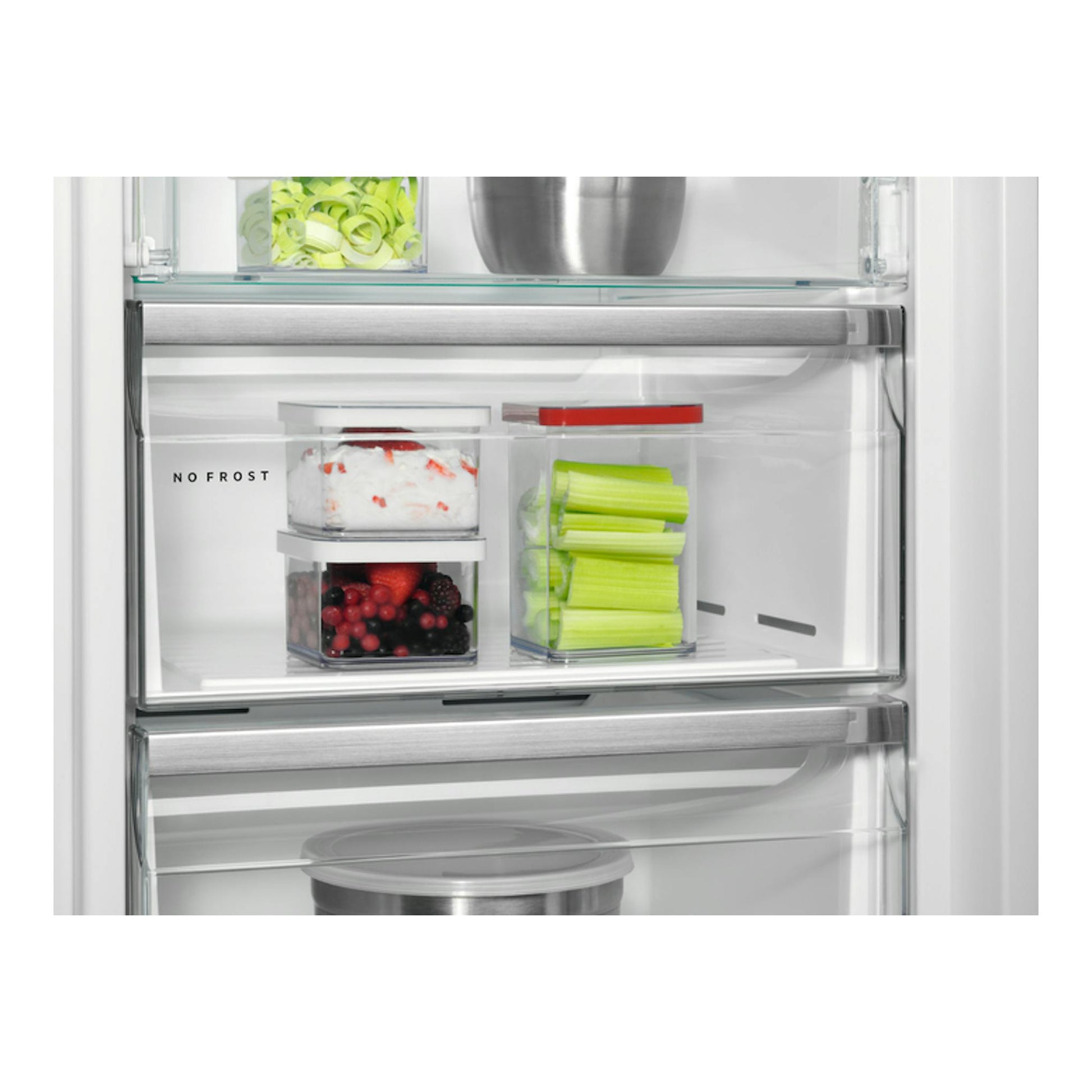 Interior de congelador vertical AEG AGB728E3NX en inox, con cajones transparentes y sistema No Frost.