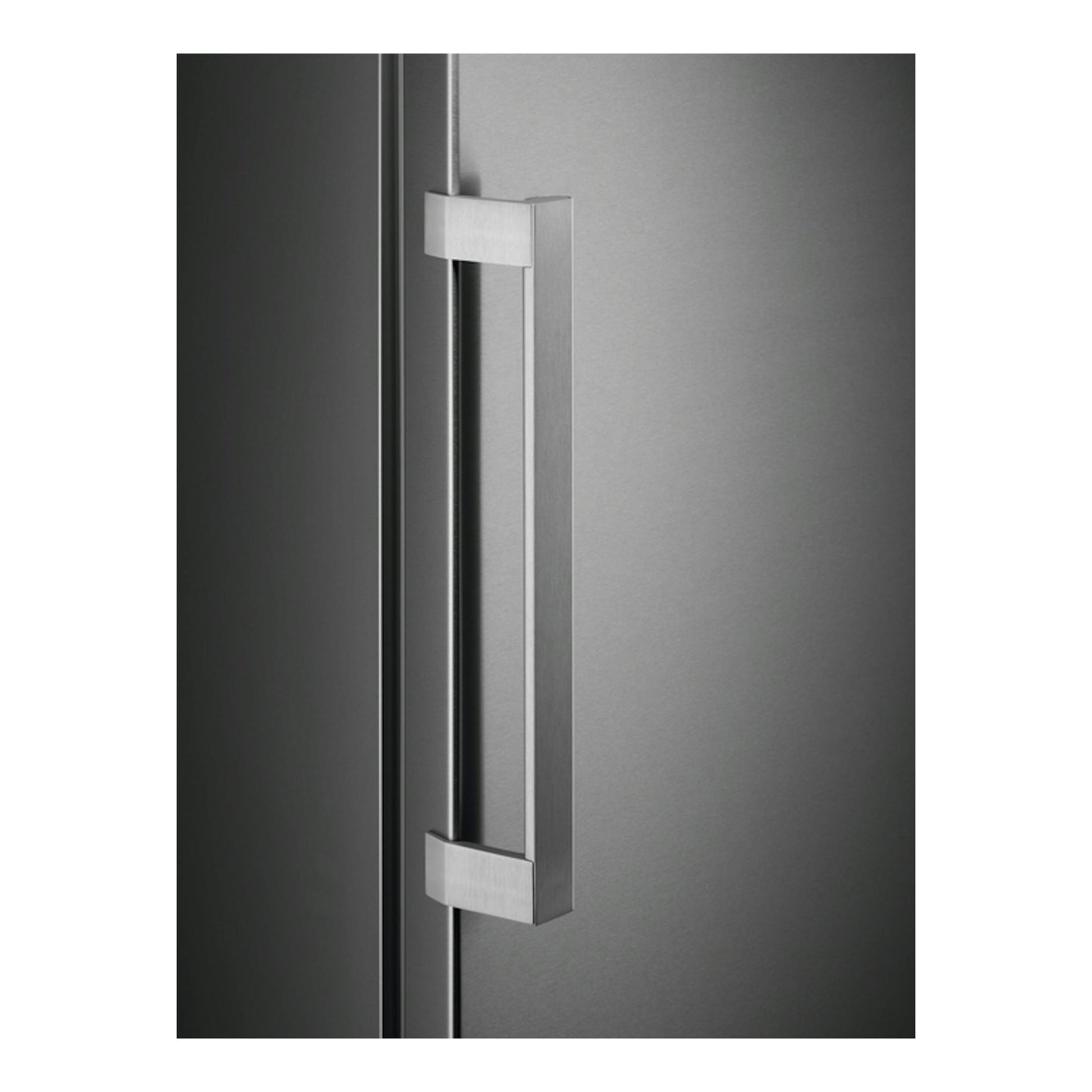 Congelador vertical AEG AGB728E3NX en inox, vista frontal en primer plano del tirador de la puerta.