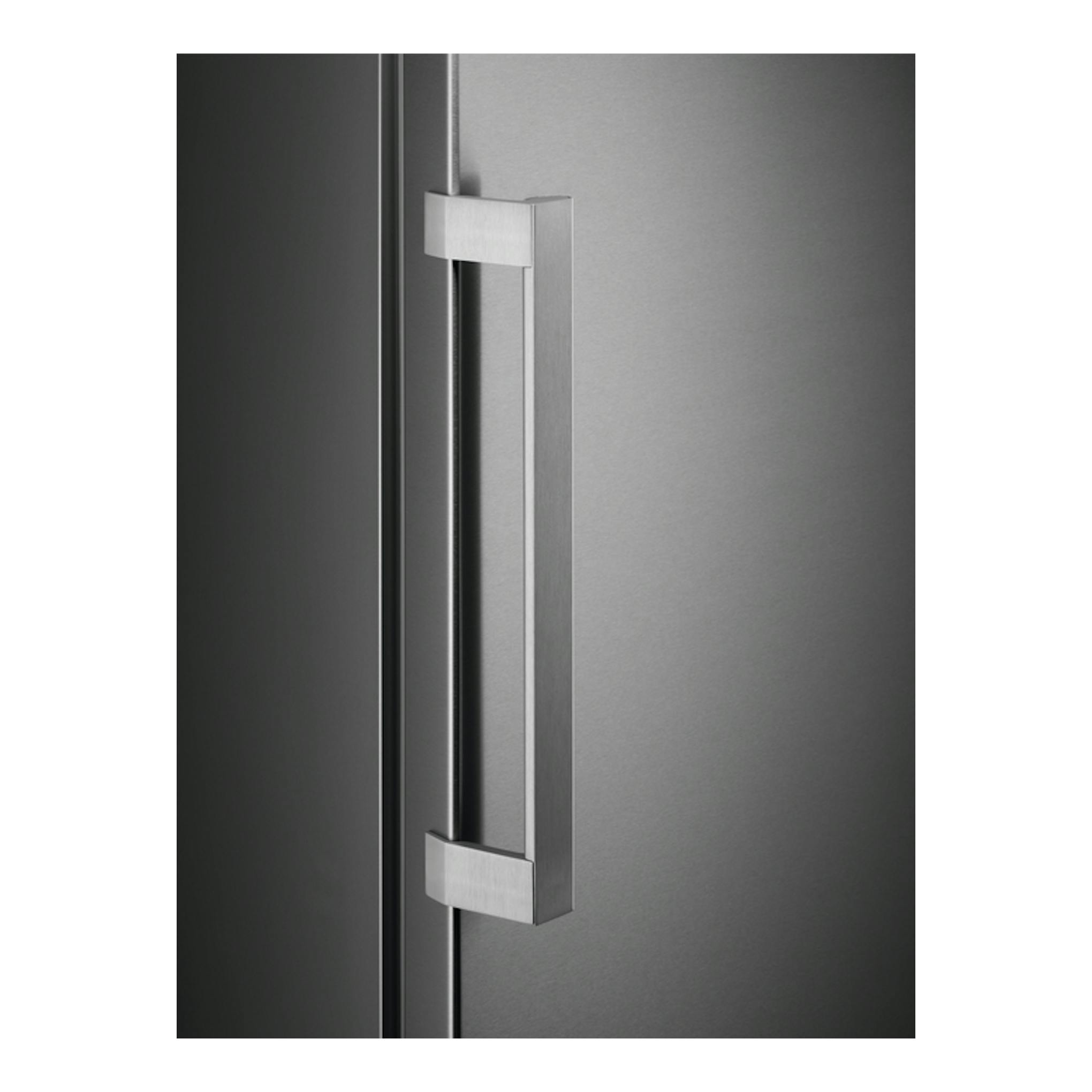 Congelador vertical AEG AGB728E3NX en inox, vista frontal en primer plano del tirador de la puerta.