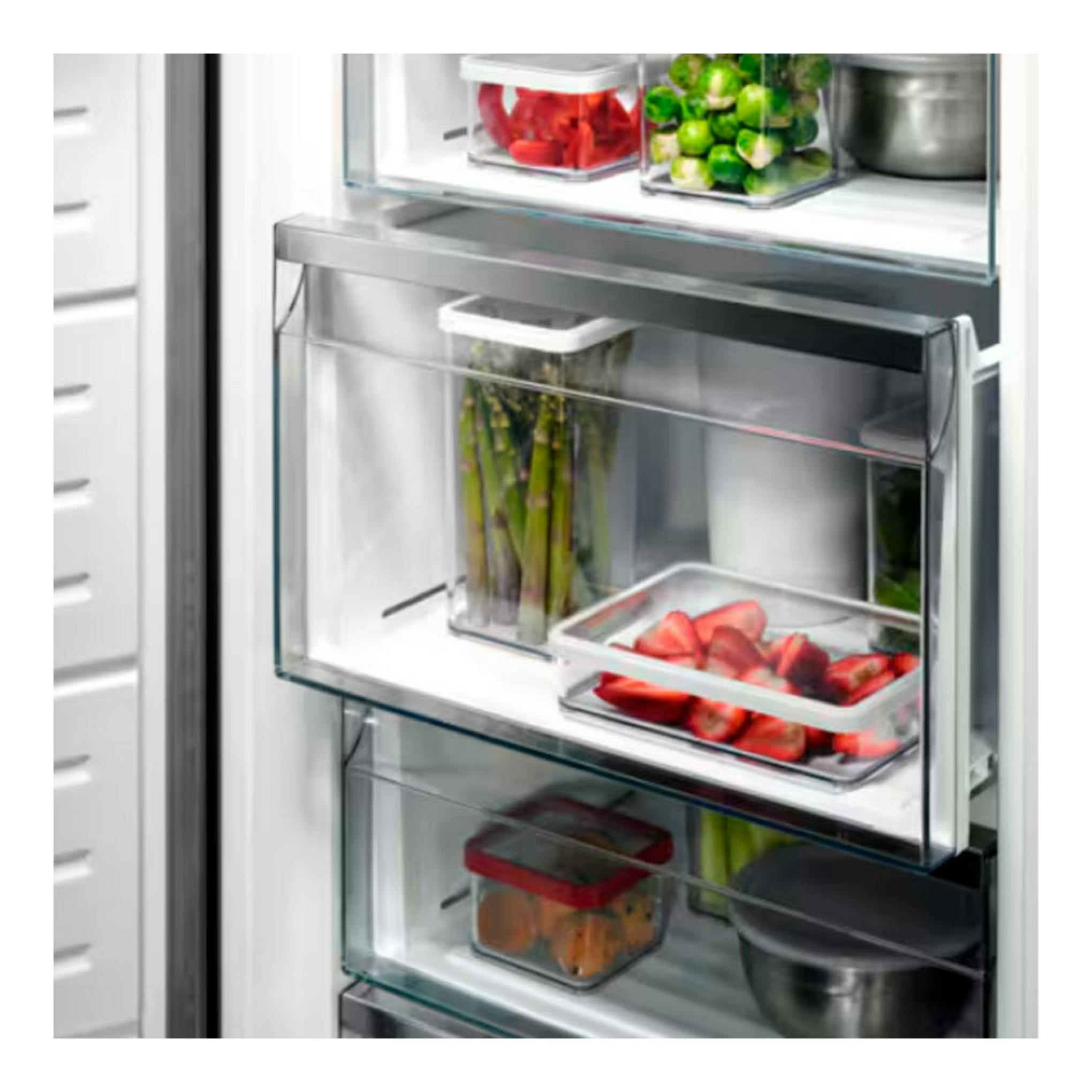 Congelador AEG OAG7M281EW blanco, vista frontal del interior con cajones transparentes y alimentos.