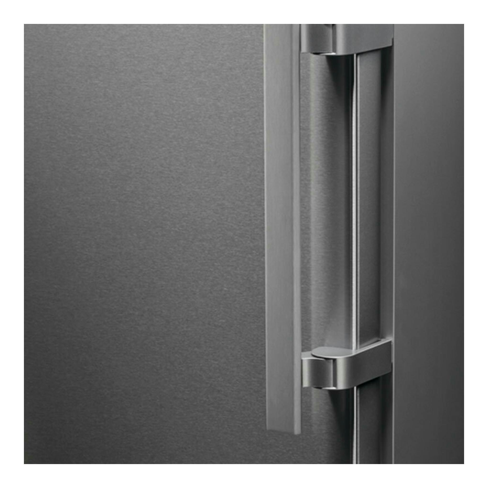 AEG OAG7M281EX, detalle en primer plano de la puerta y asa de un congelador inox.