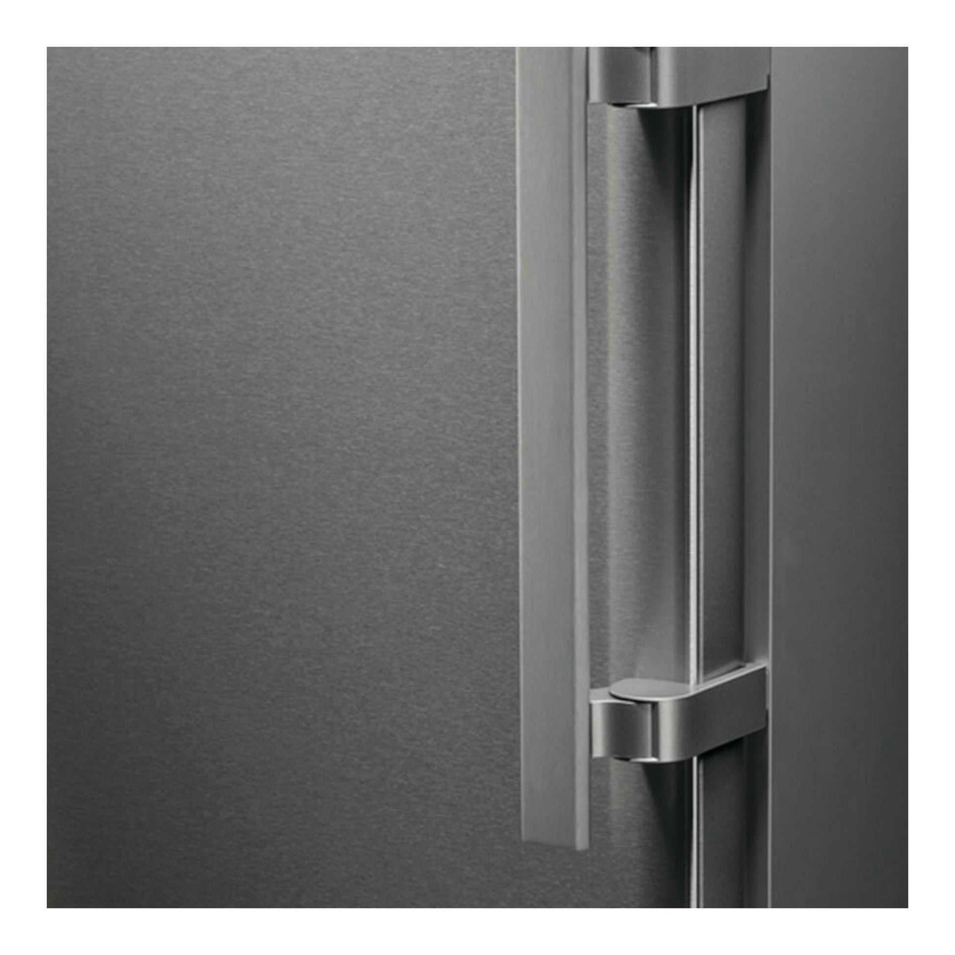 Congelador AEG OAG7M281EX en acero inoxidable, vista de cerca del tirador vertical de la puerta.