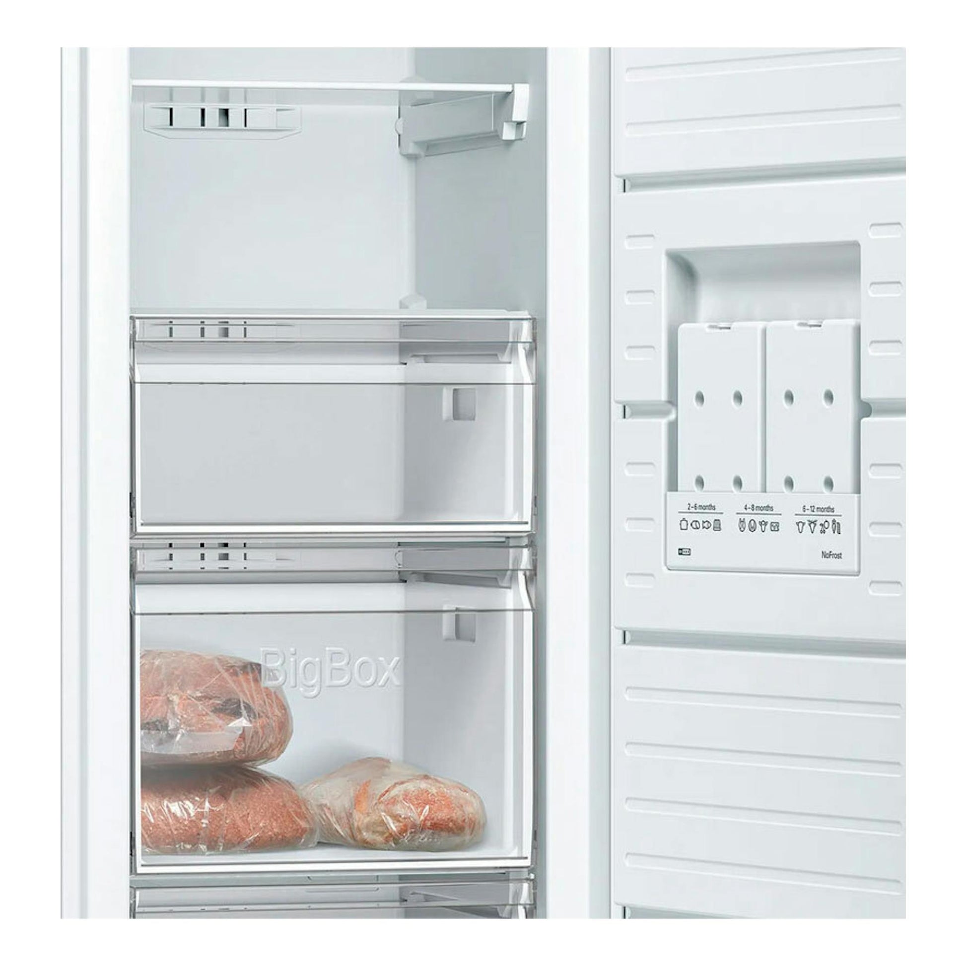 Interior frontal de un congelador Balay 3GFE553ME blanco, con cajones transparentes y paquetes de alimento congelado.