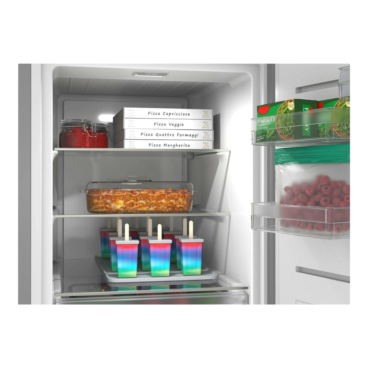 Interior de congelador Bosch GSN36VLDG blanco, vista frontal con puerta abierta y estantes con alimentos.