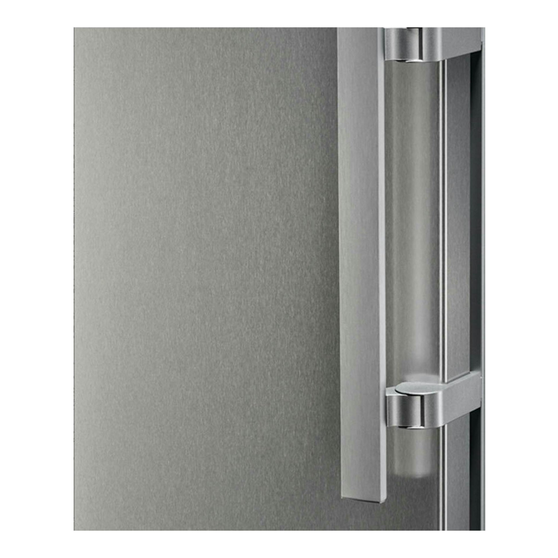 Congelador Electrolux LUT6NE28U Inox, vista frontal en primer plano del asa metálica.