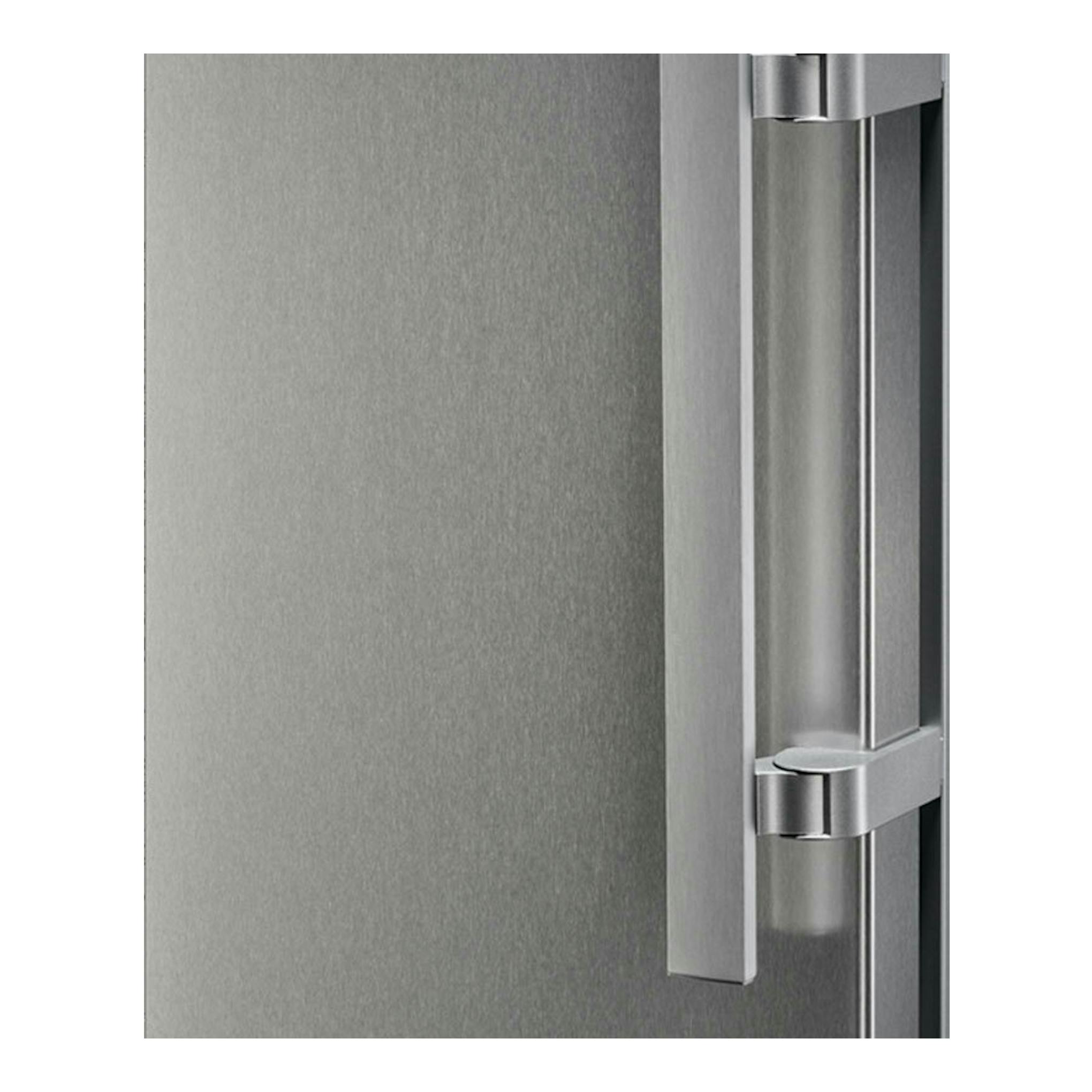 Congelador Electrolux LUT6NE28U Inox, vista frontal en primer plano del asa metálica.