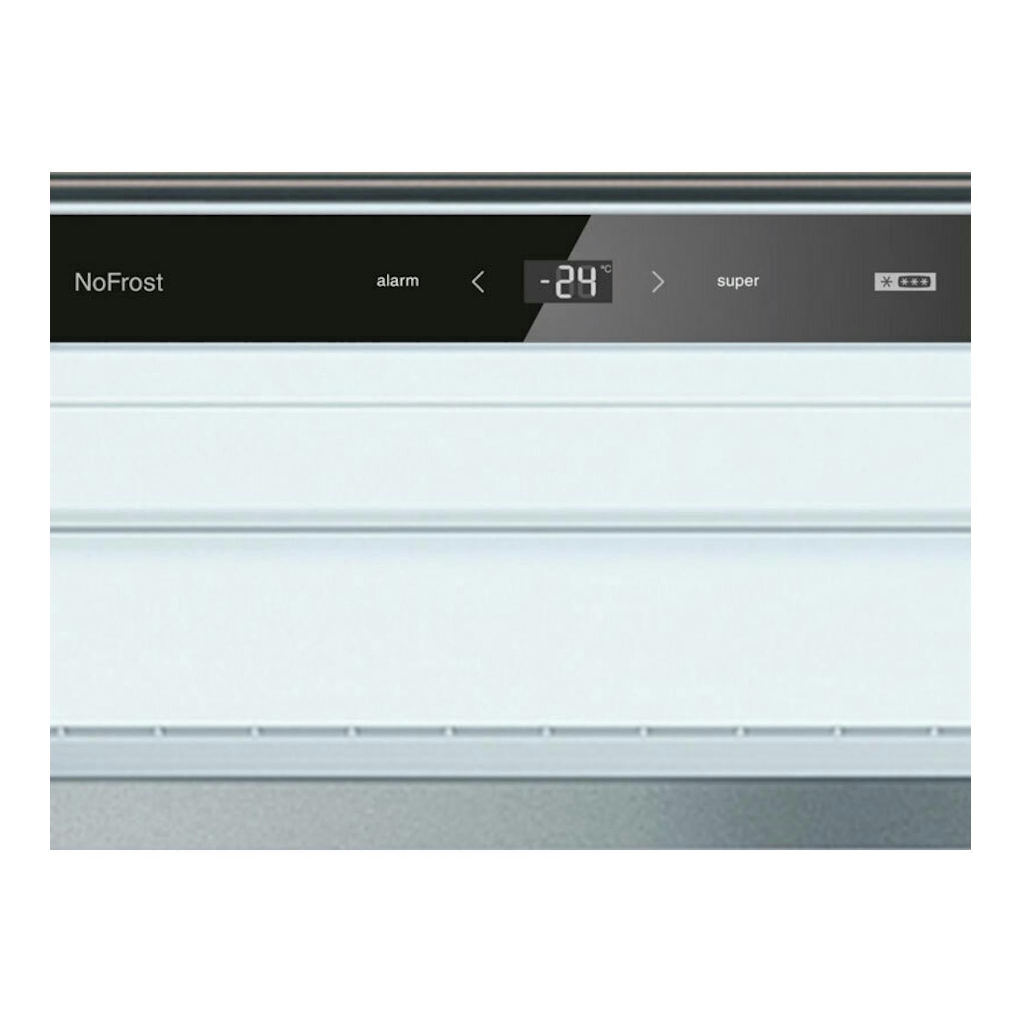 Congelador integrable Balay 3GIE737F, vista frontal blanca con panel negro NoFrost y display digital.