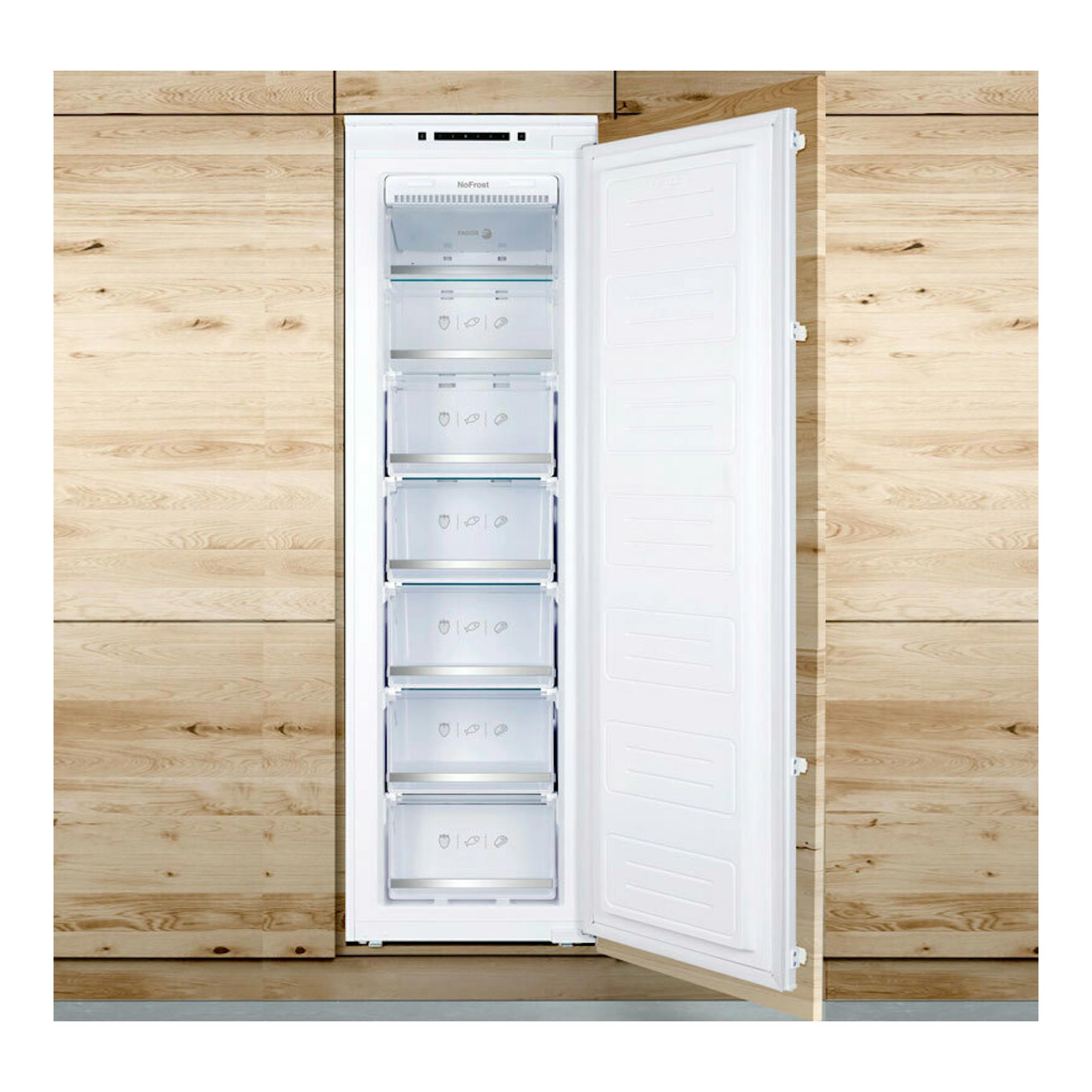 Congelador integrable Fagor 3CIB1725 blanco, vista frontal con puerta abierta y seis cajones transparentes.