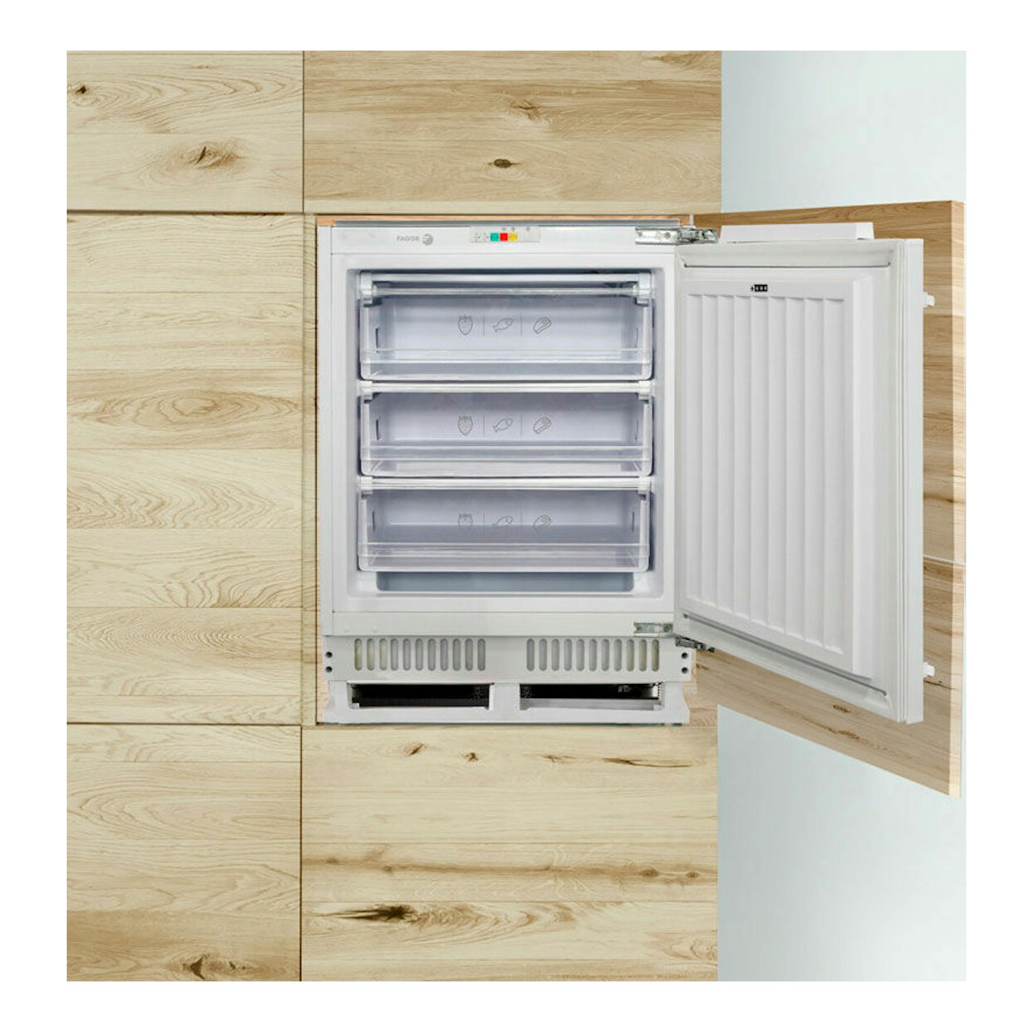 Congelador integrable Fagor 3CIV840 blanco, abierto, con tres cajones, vista frontal.