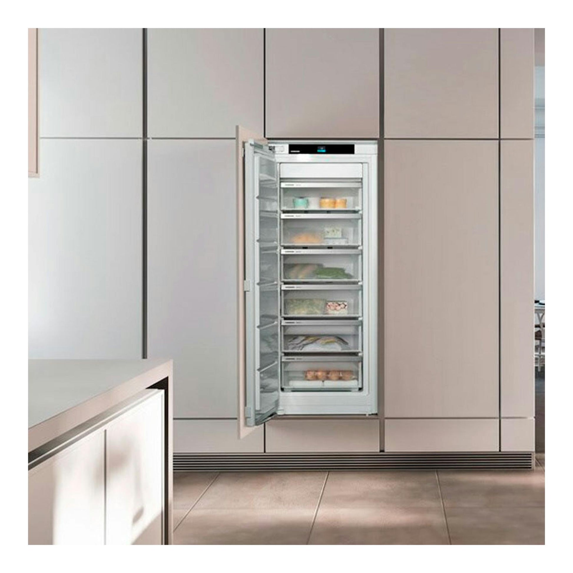 Congelador integrable Liebherr SIFNdi 4556, puerta abierta, vista frontal en cocina moderna.