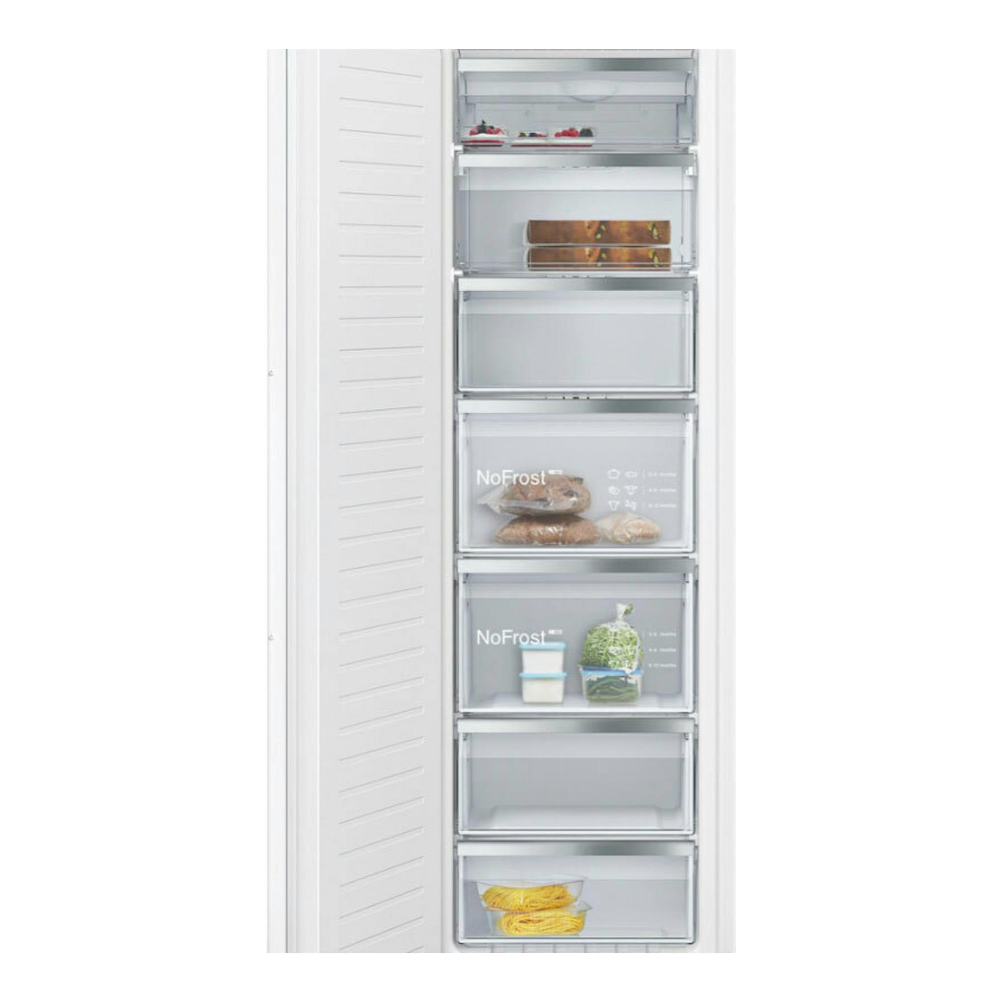 Congelador integrable Siemens GI81NACE0, vista frontal abierto, interior blanco con cajones y alimentos congelados.