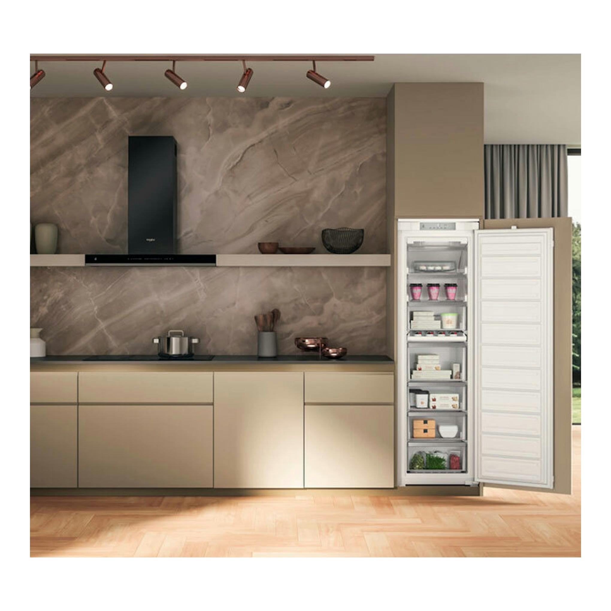 Congelador integrable Whirlpool WHSD18F073C1 blanco, con la puerta abierta, vista frontal.