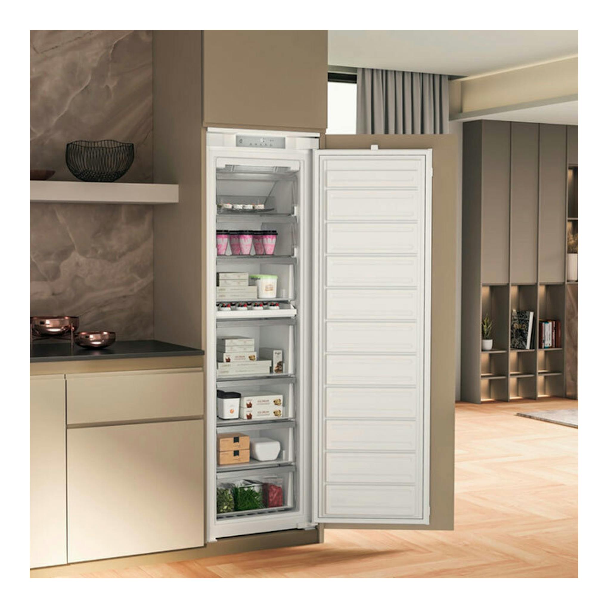 Congelador integrable Whirlpool WHSD18F073C1 abierto, vista frontal, blanco, con cajones y estantes en cocina.