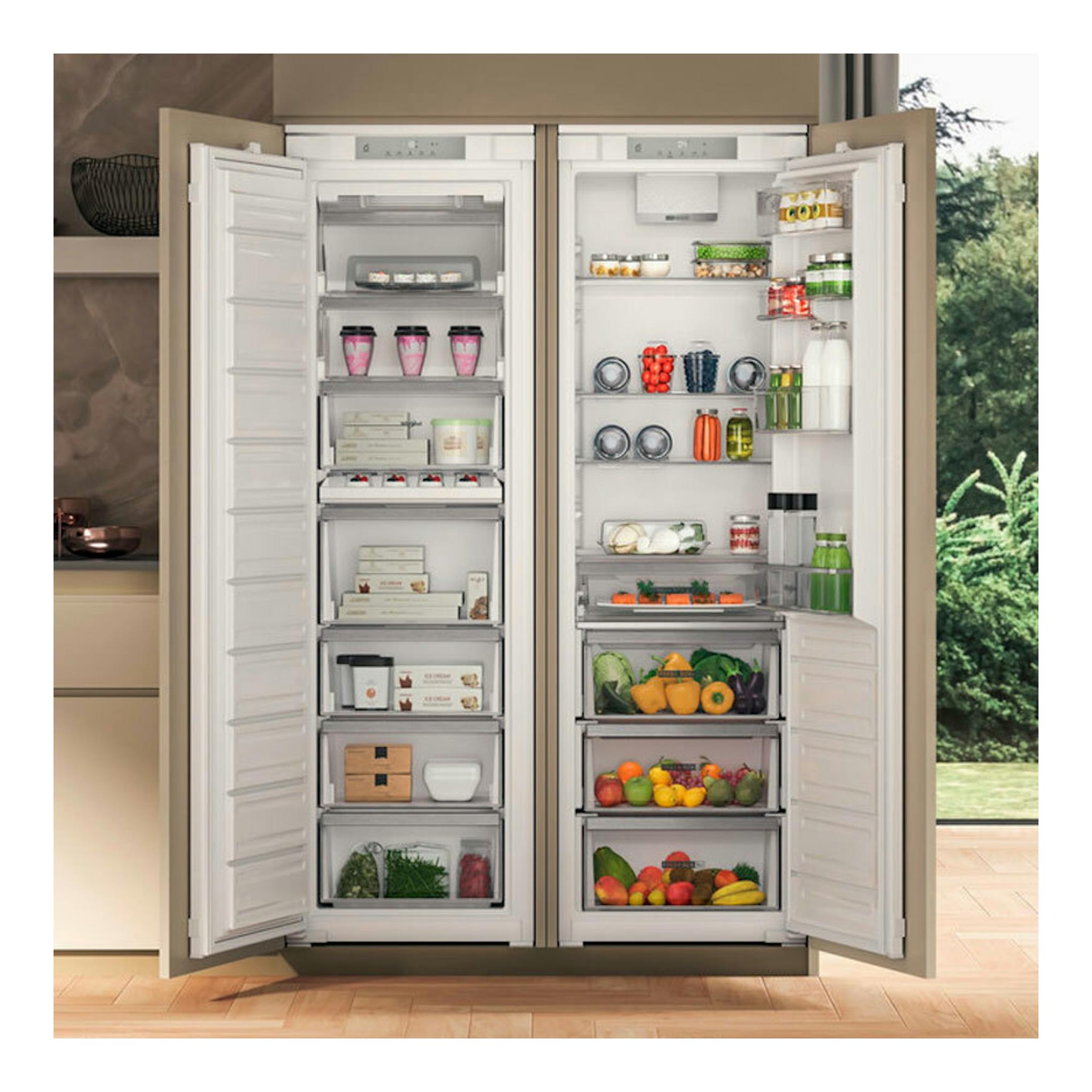 Congelador integrable Whirlpool WHSD18F073C1 de dos puertas abiertas, interior blanco con estantes y cajones.