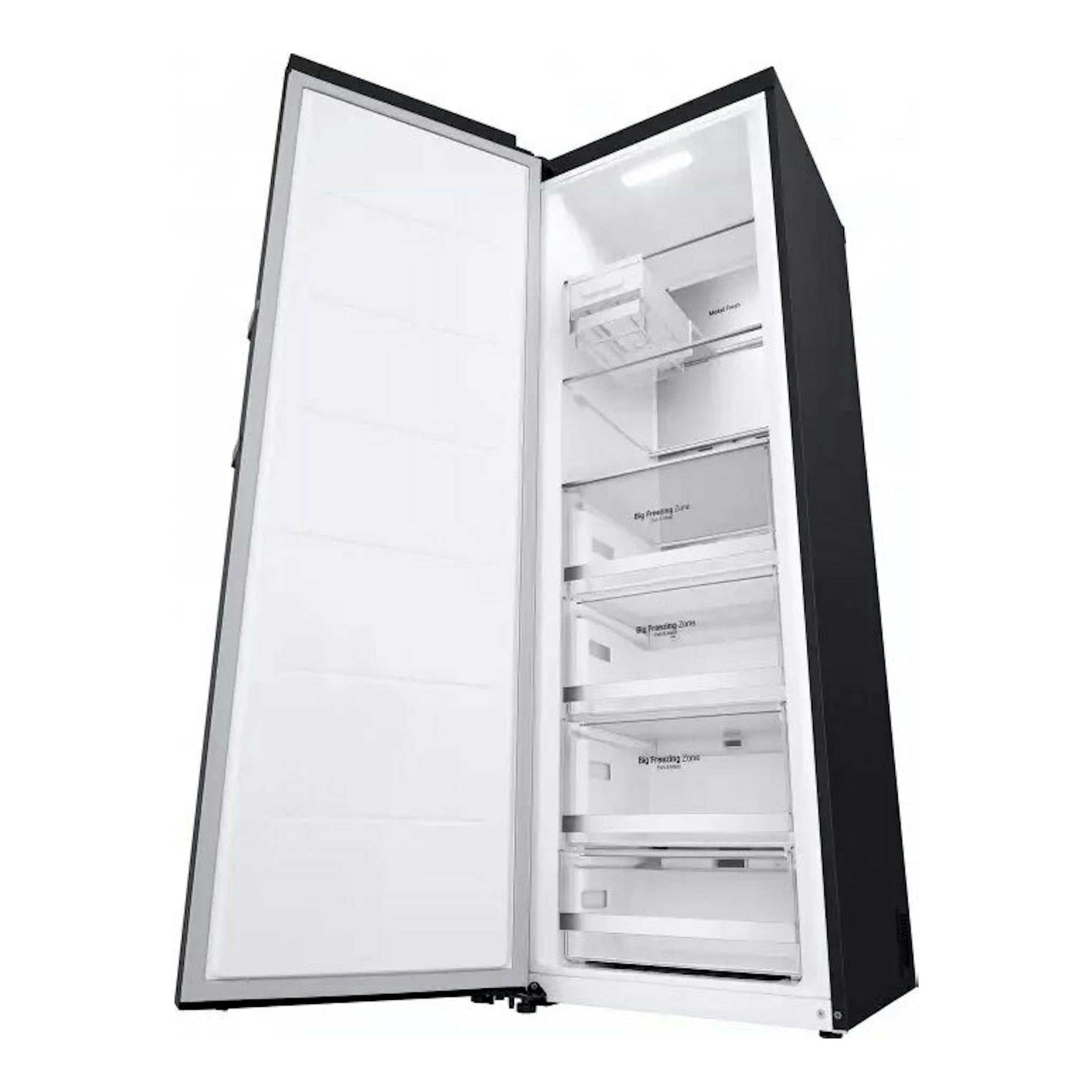 Congelador LG GFM61MCCSF negro grisáceo, vista frontal en ángulo, con la puerta abierta y cajones interiores visibles.