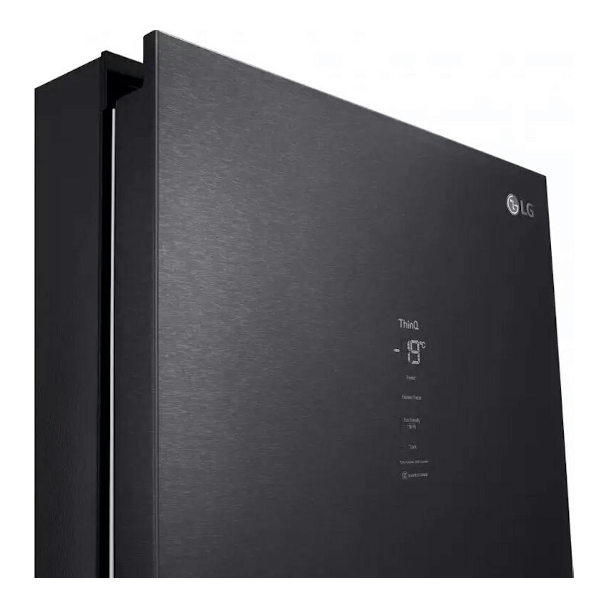 Congelador LG GFM61MCCSF negro grisáceo, vista en ángulo de frente con puerta lisa y logo LG.
