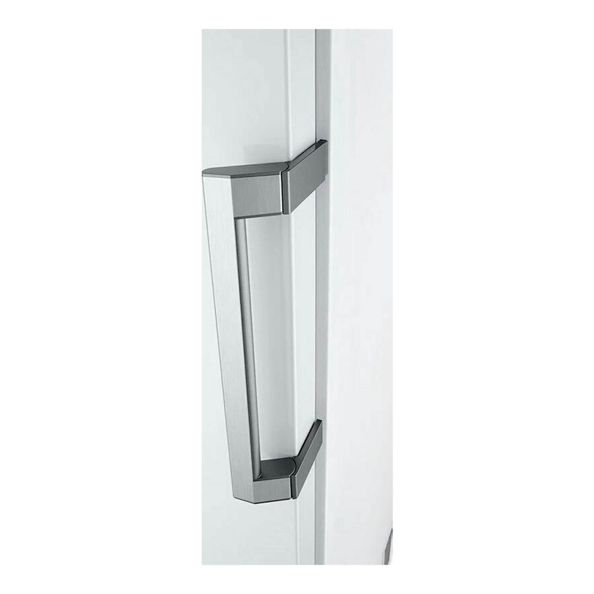 Congelador LG GFT41SWGSZ blanco, vista en primer plano del asa vertical plateada sobre la puerta.
